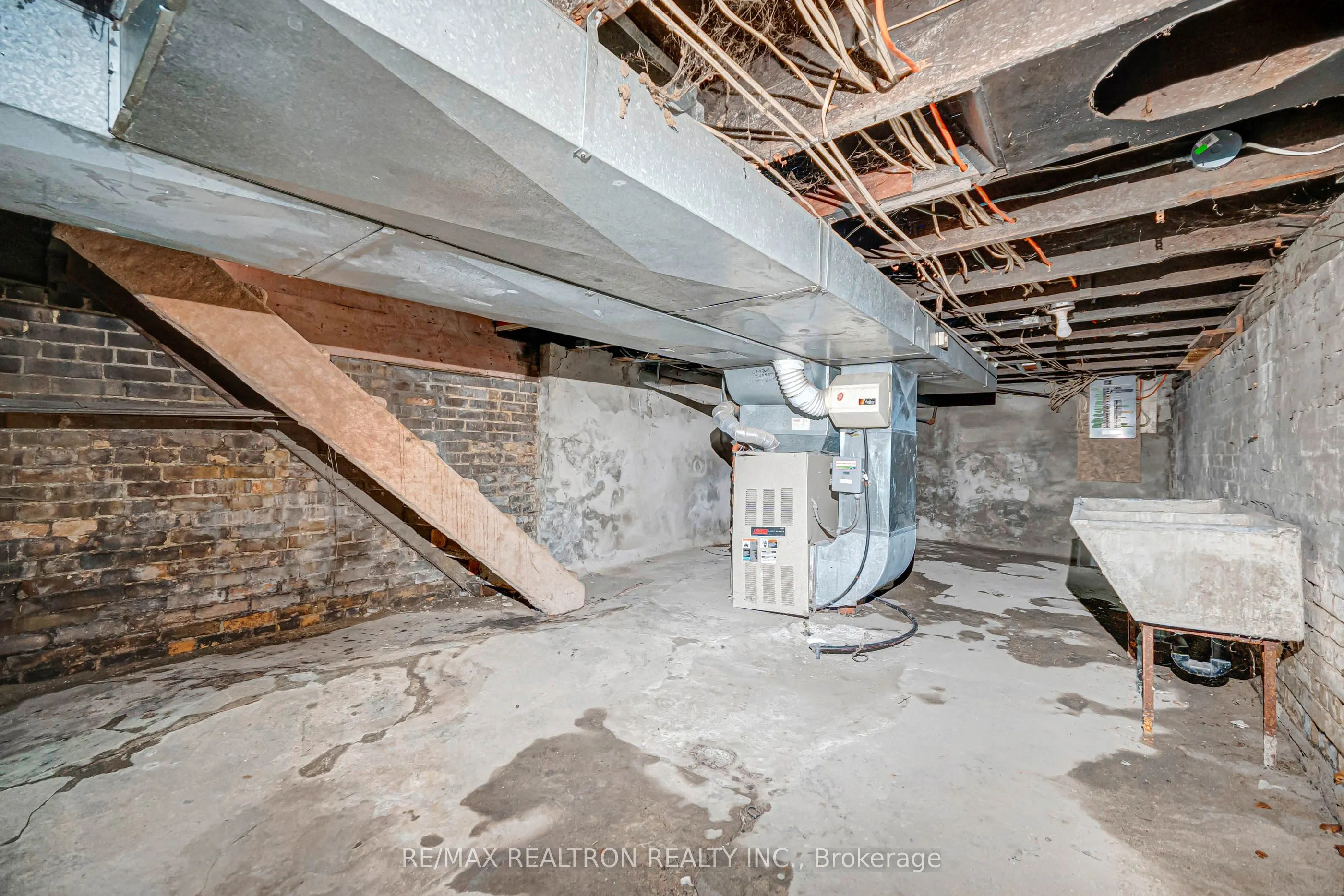 631 Richmond Street W