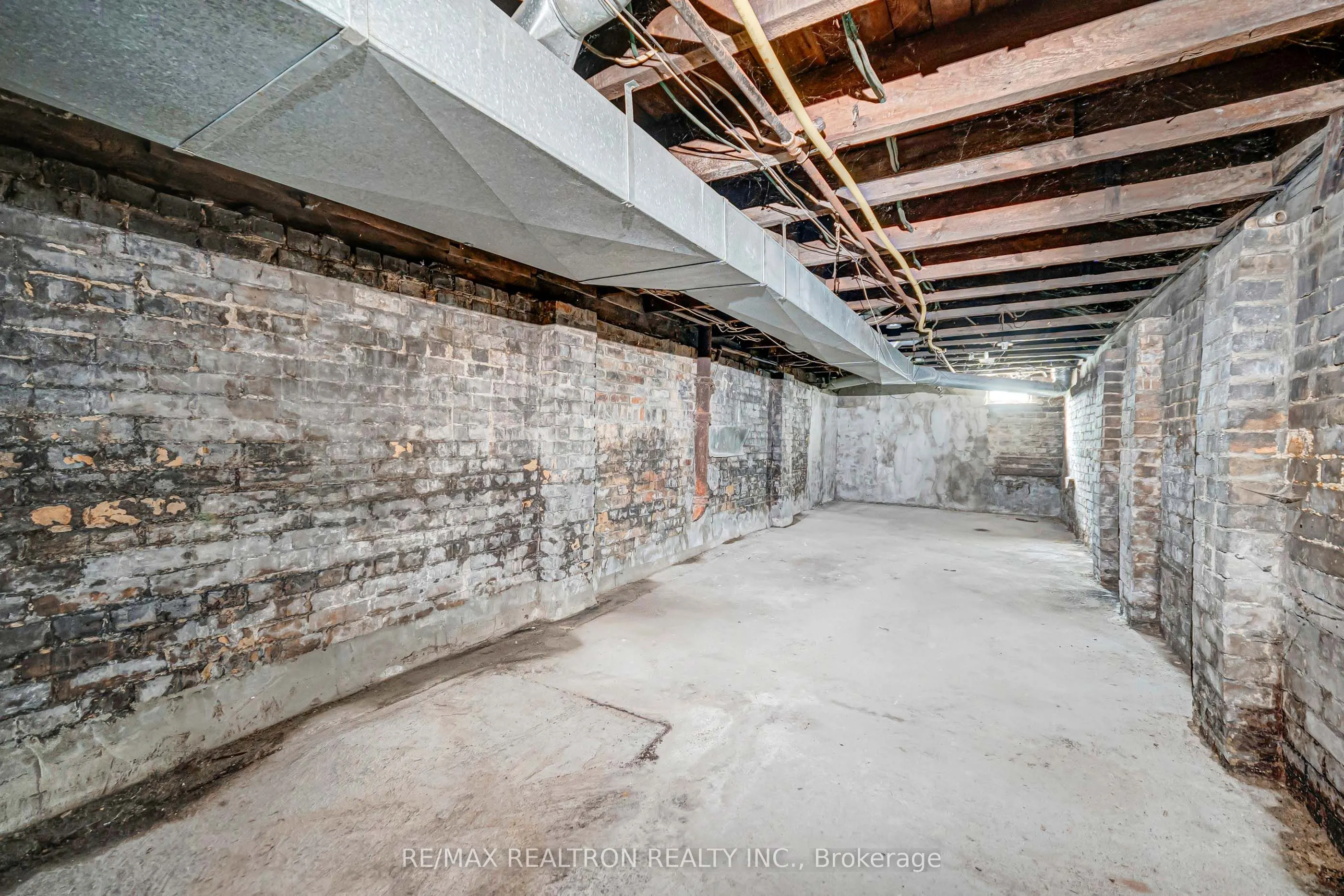 631 Richmond Street W