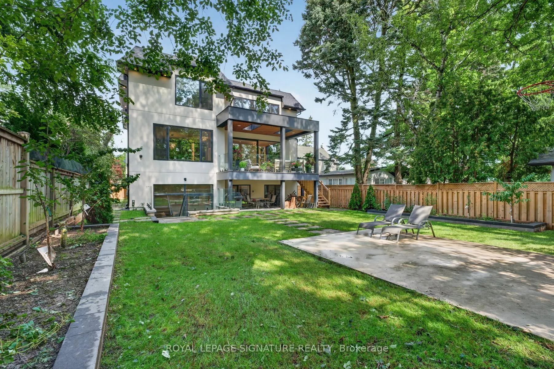257 Lawrence Avenue E