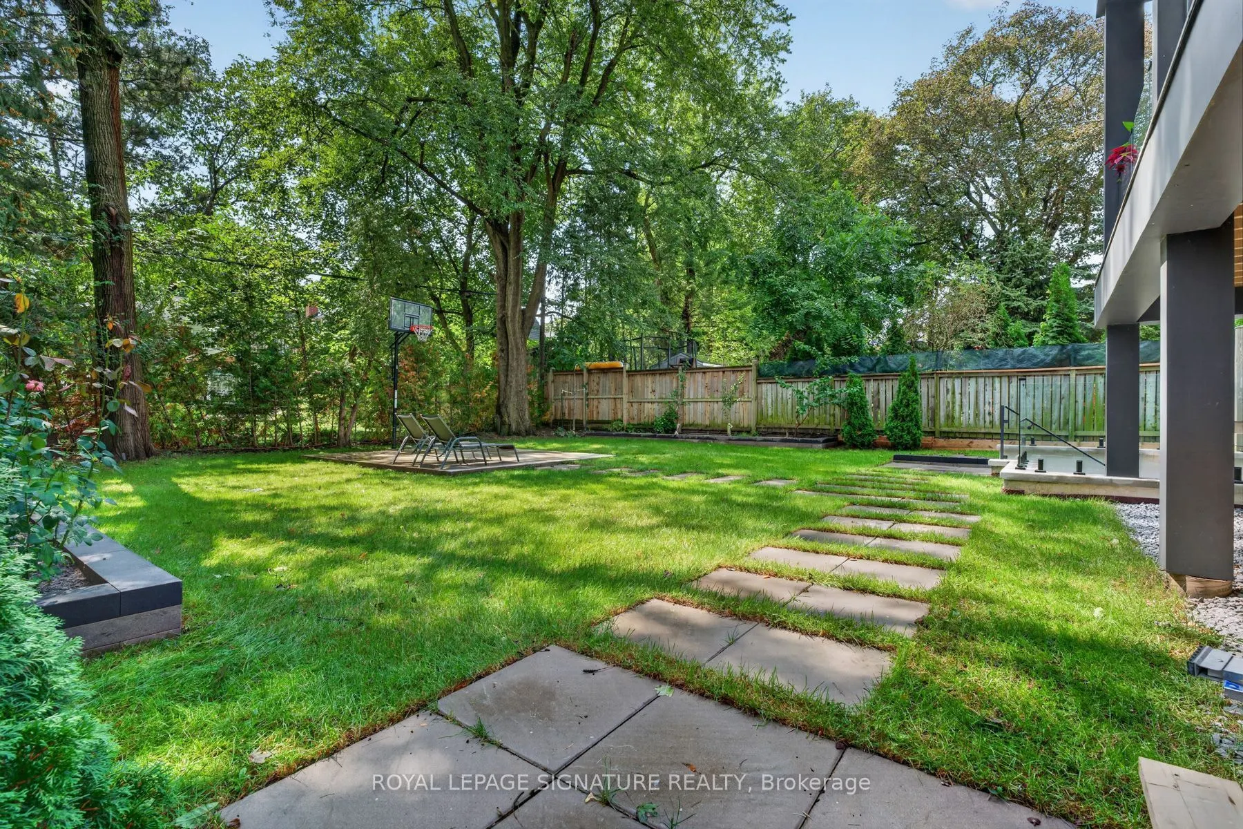 257 Lawrence Avenue E