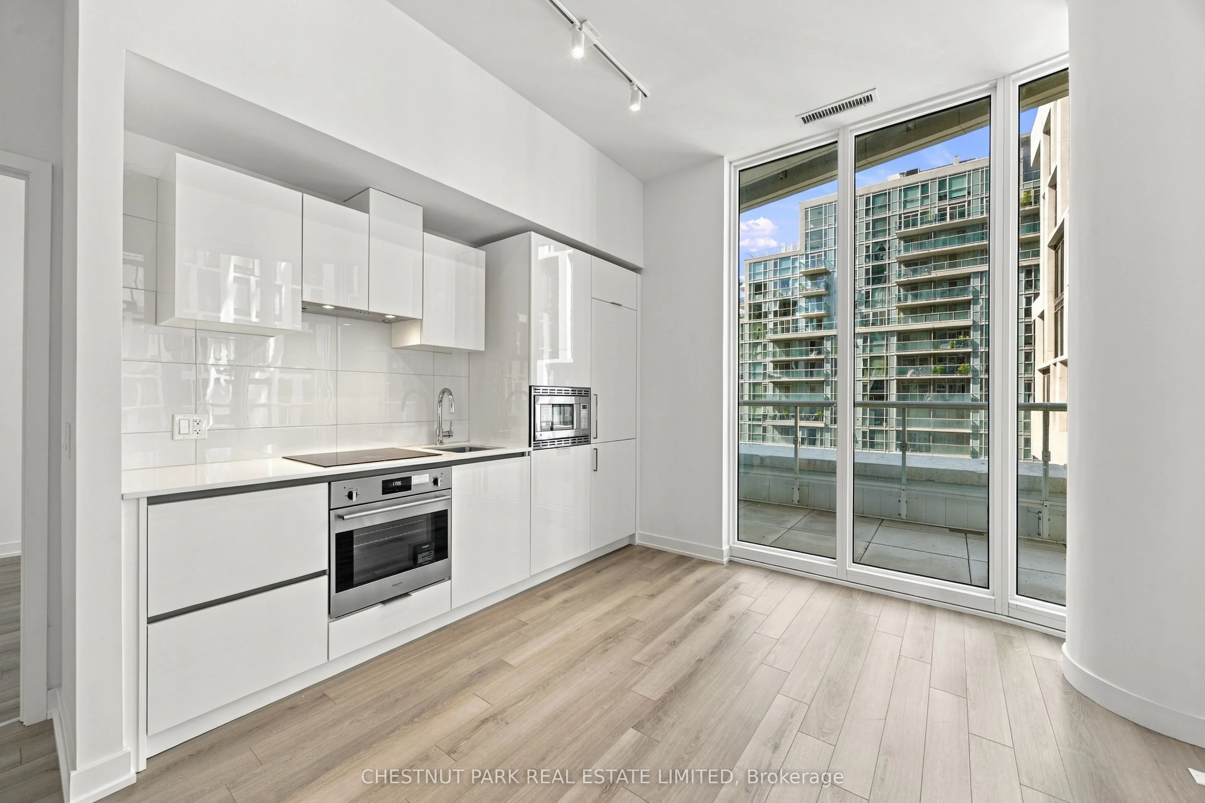 230 Simcoe Street #625