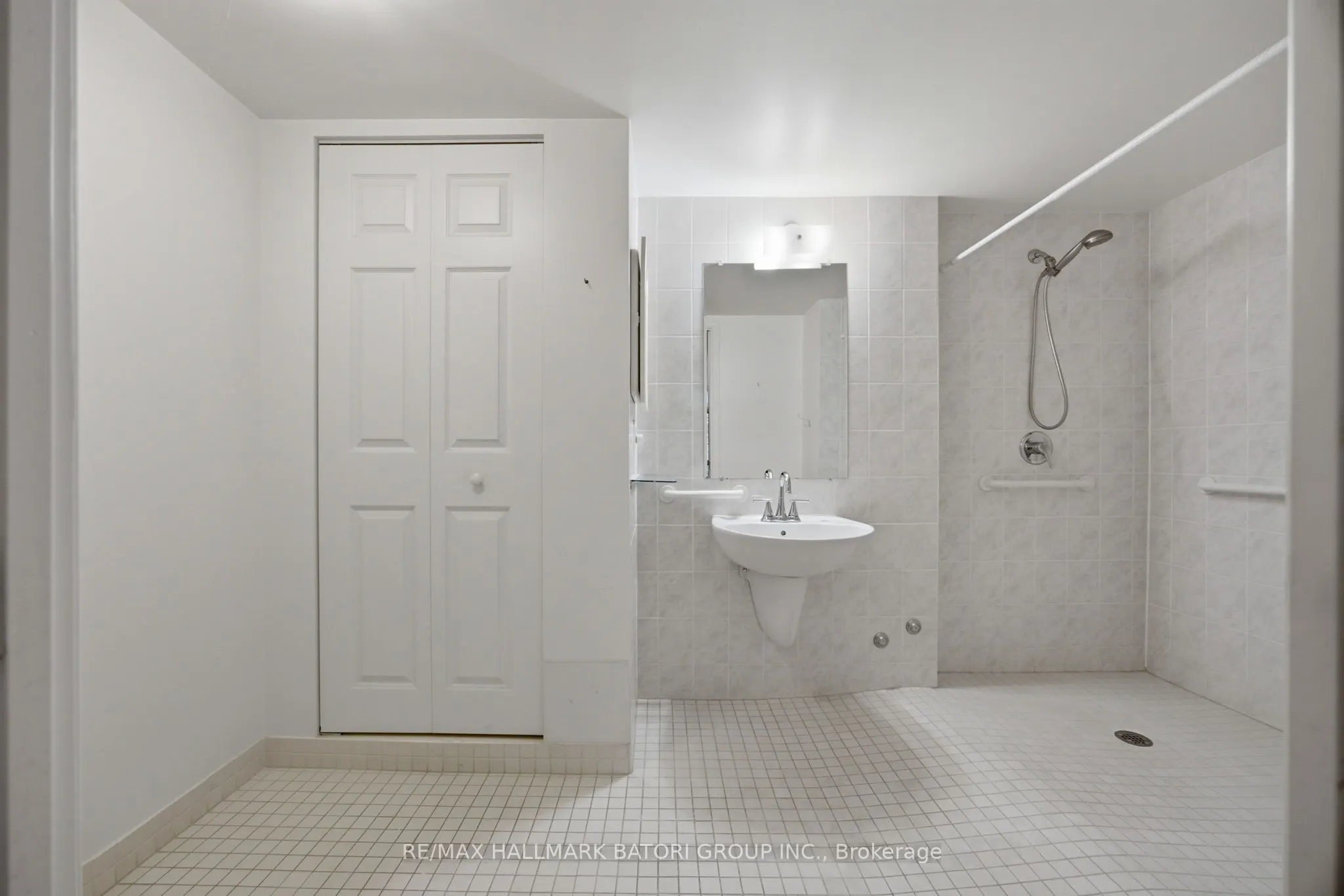 10 Kenneth Avenue #211