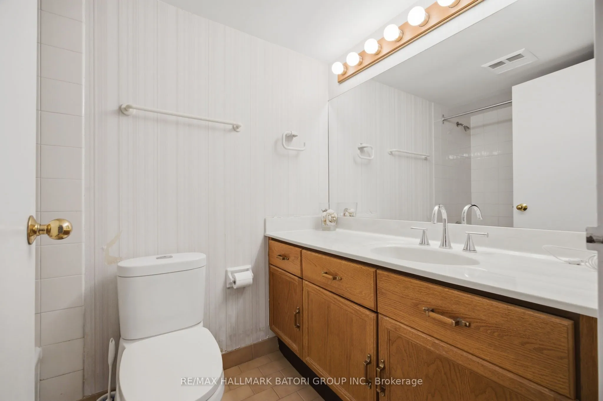 10 Kenneth Avenue #211