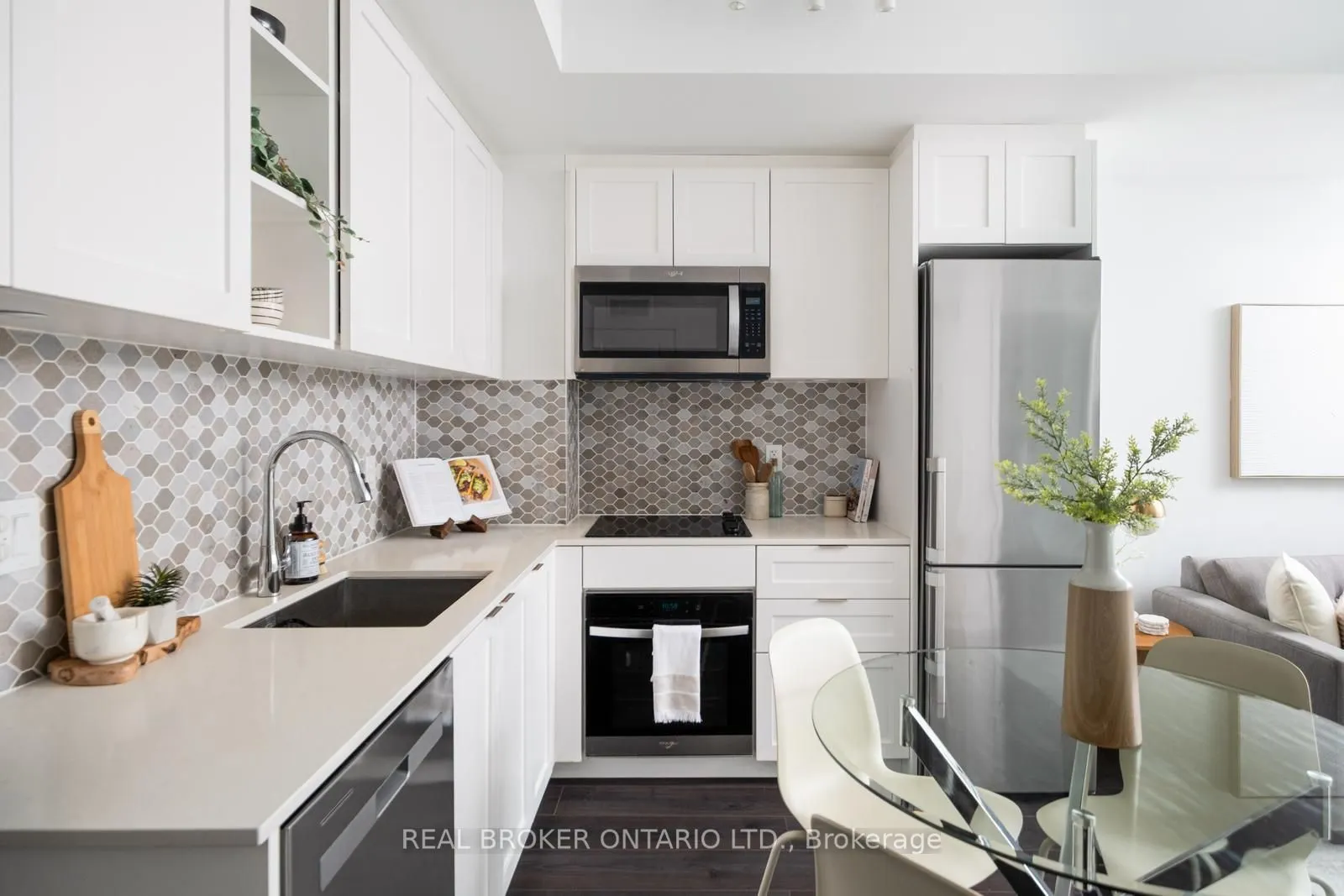 543 Richmond Street W #528