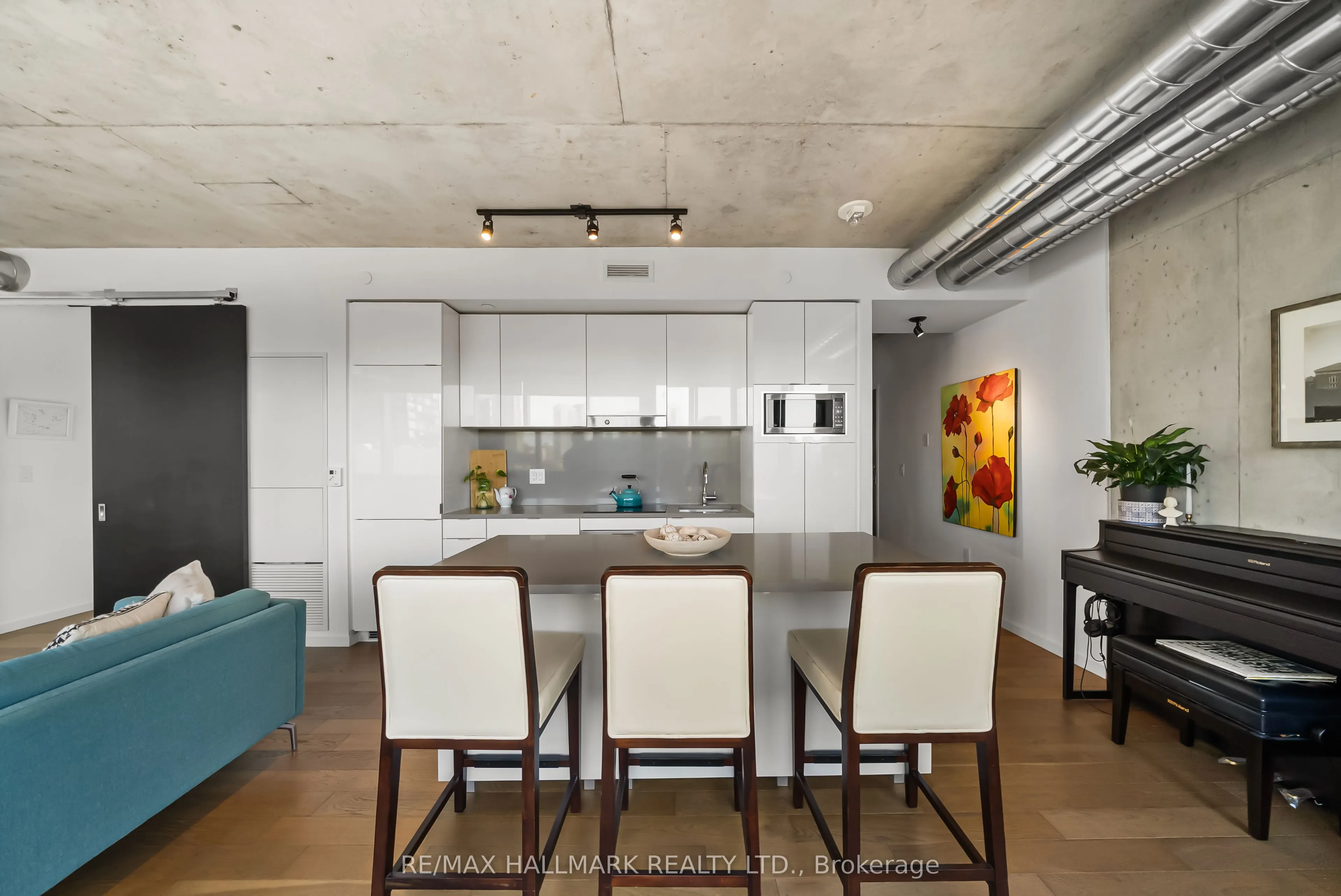21 Lawren Harris Square #709