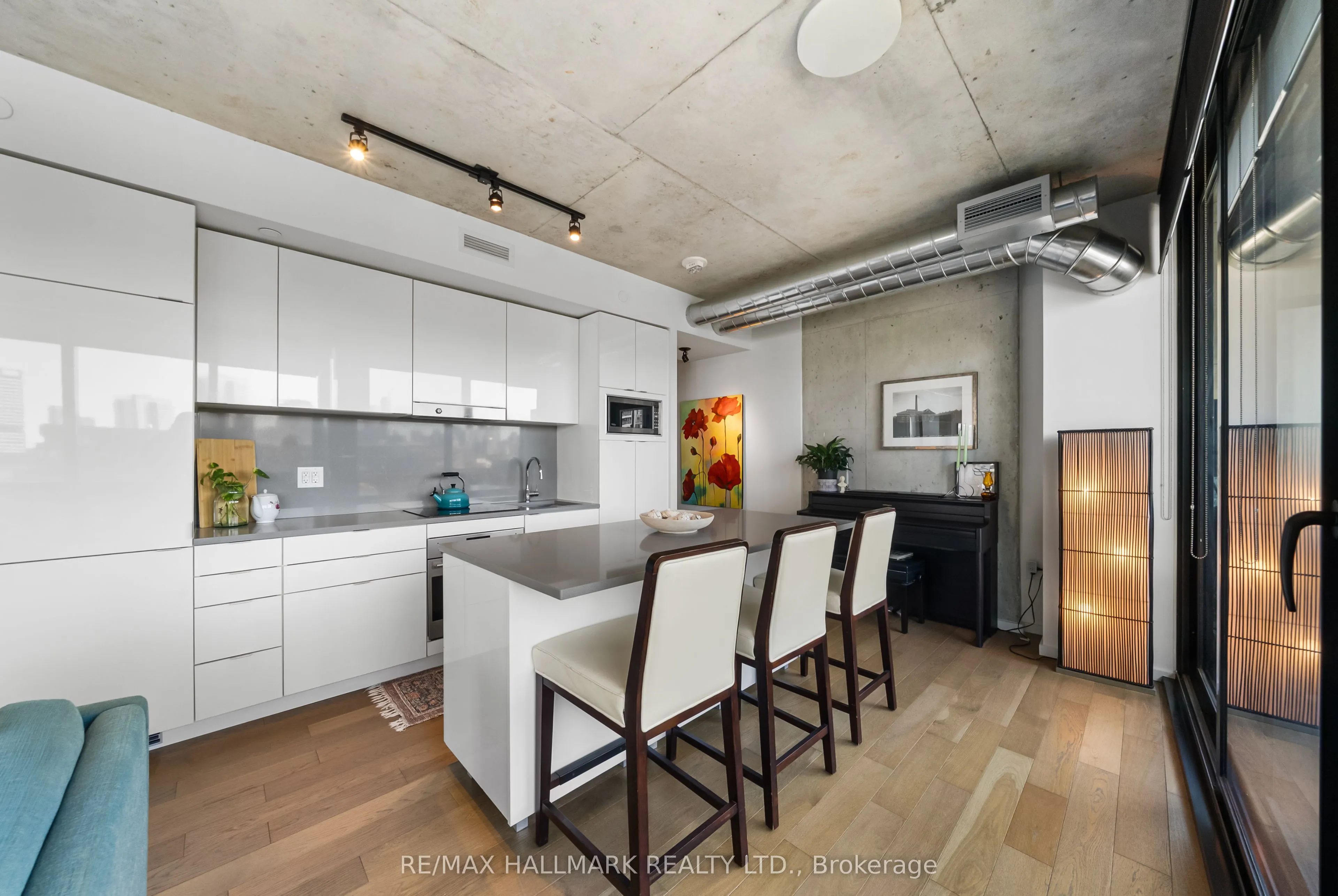 21 Lawren Harris Square #709