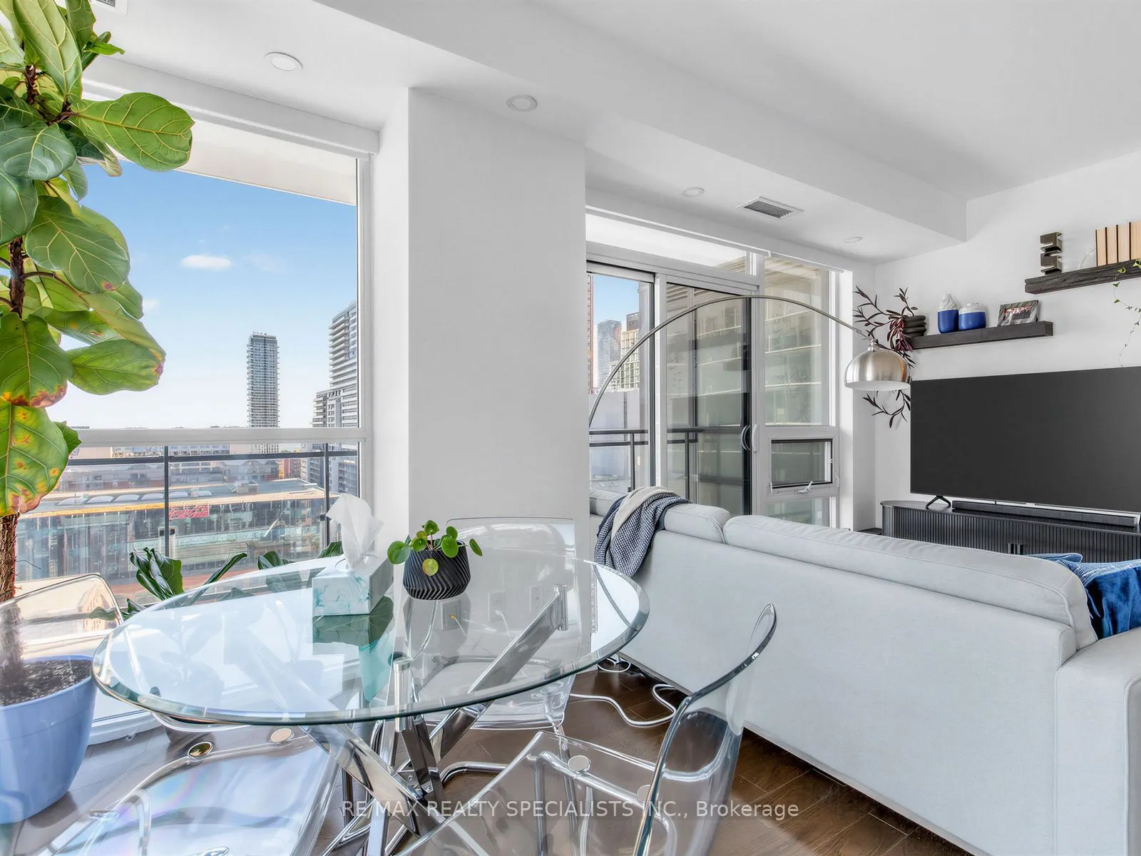 460 Adelaide Street E #1711