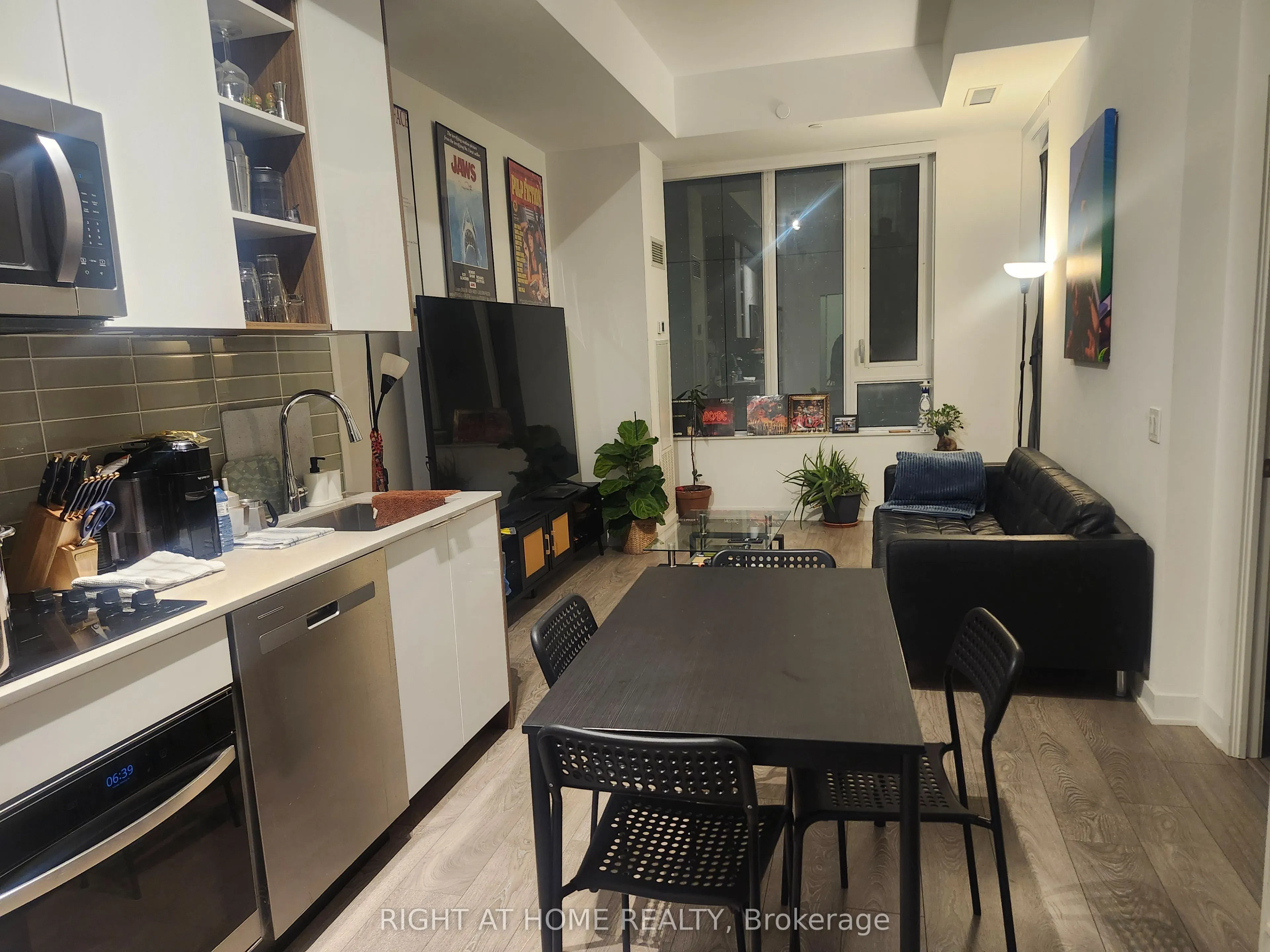 543 Richmond Street W #221