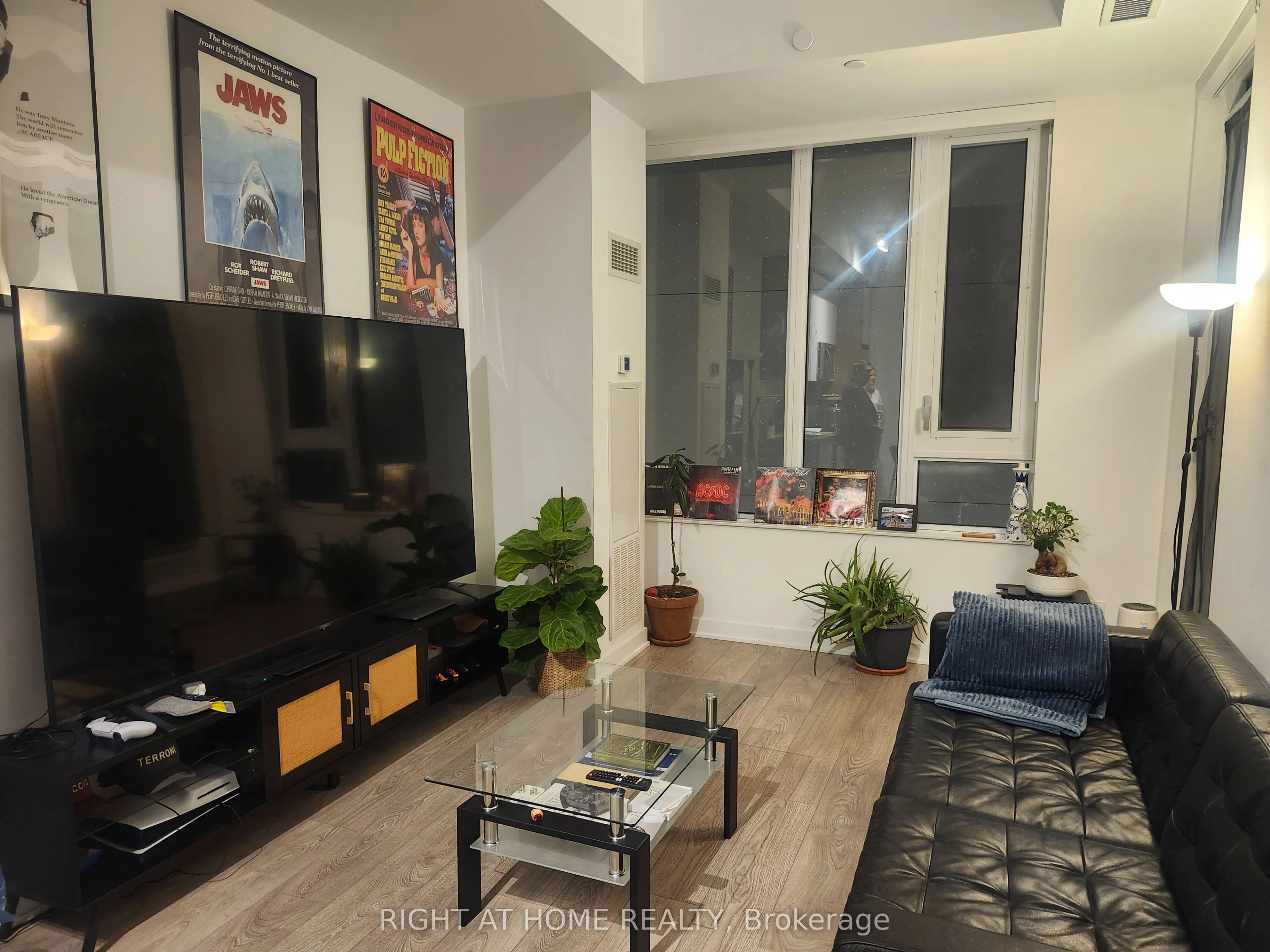 543 Richmond Street W #221
