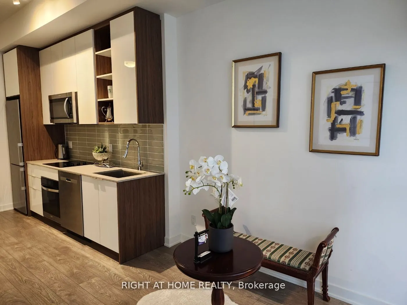 543 Richmond Street W #221