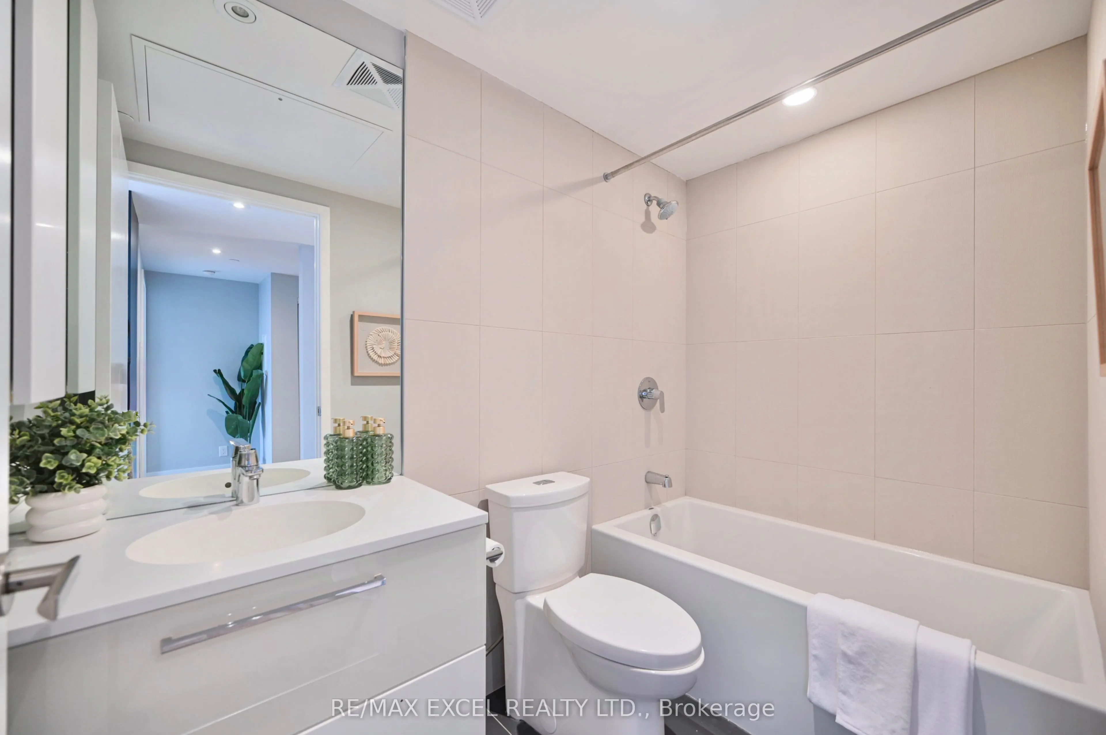 15 Grenville Street #5004