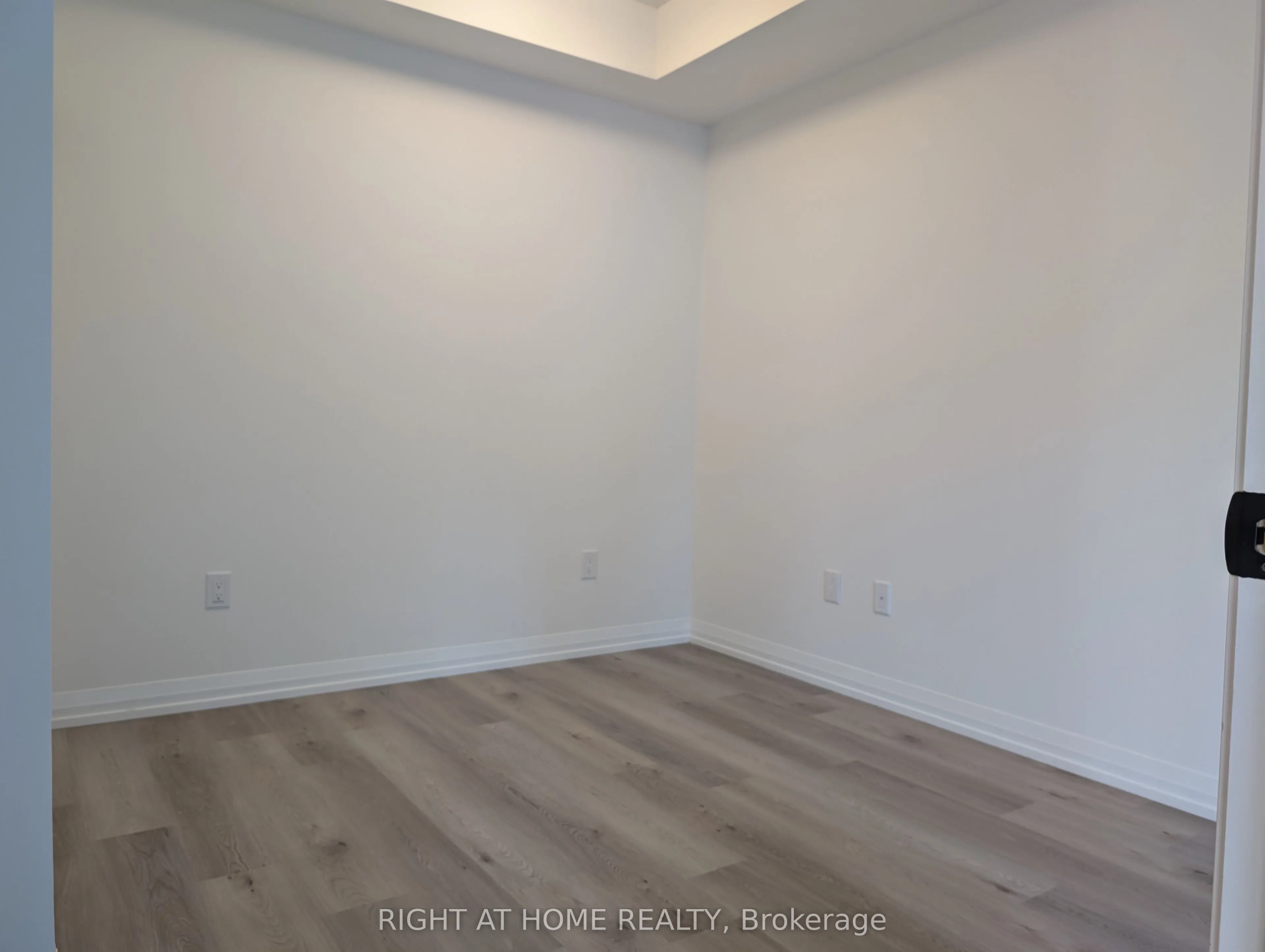 280 Dundas Street W #515
