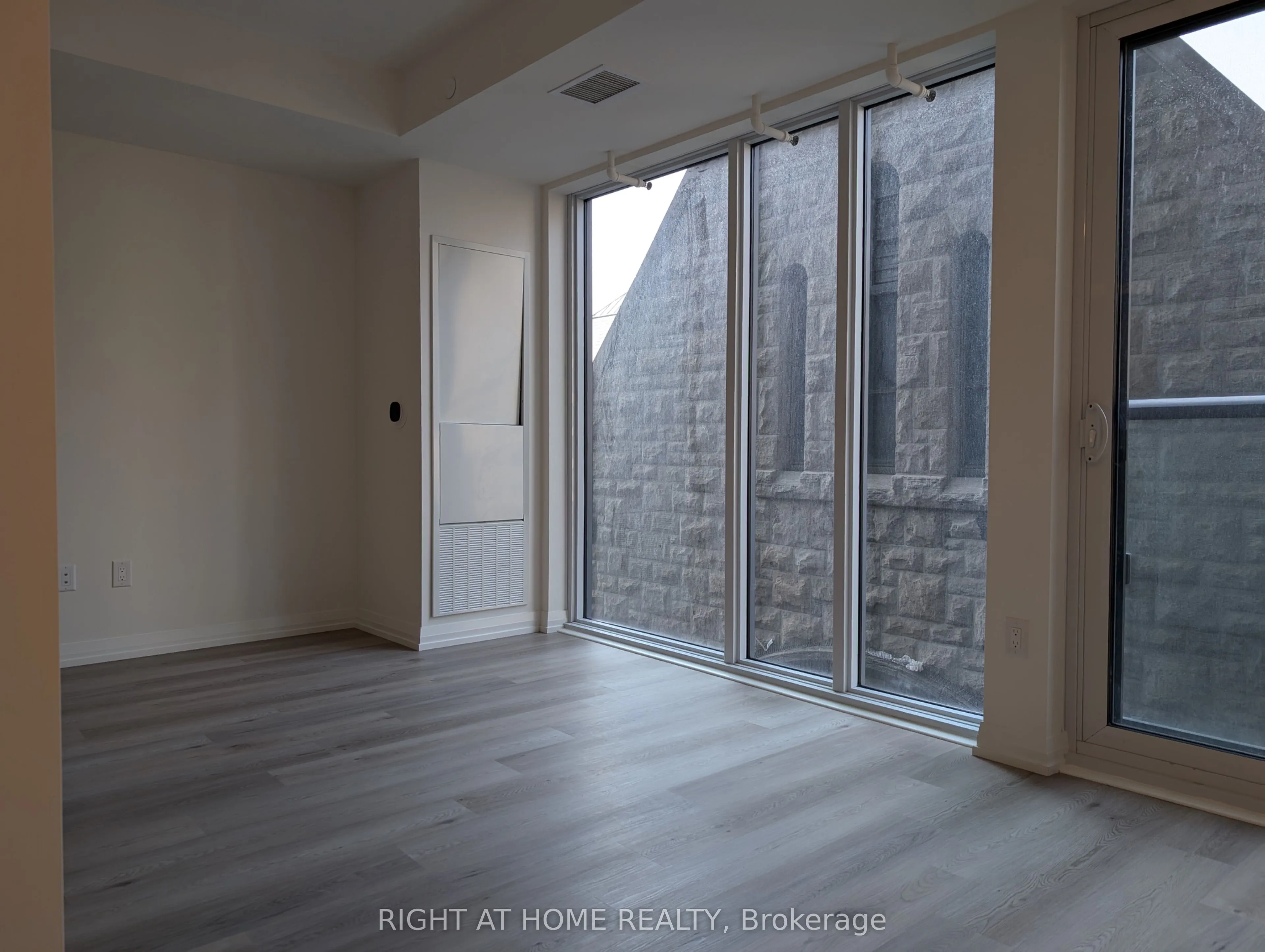 280 Dundas Street W #515