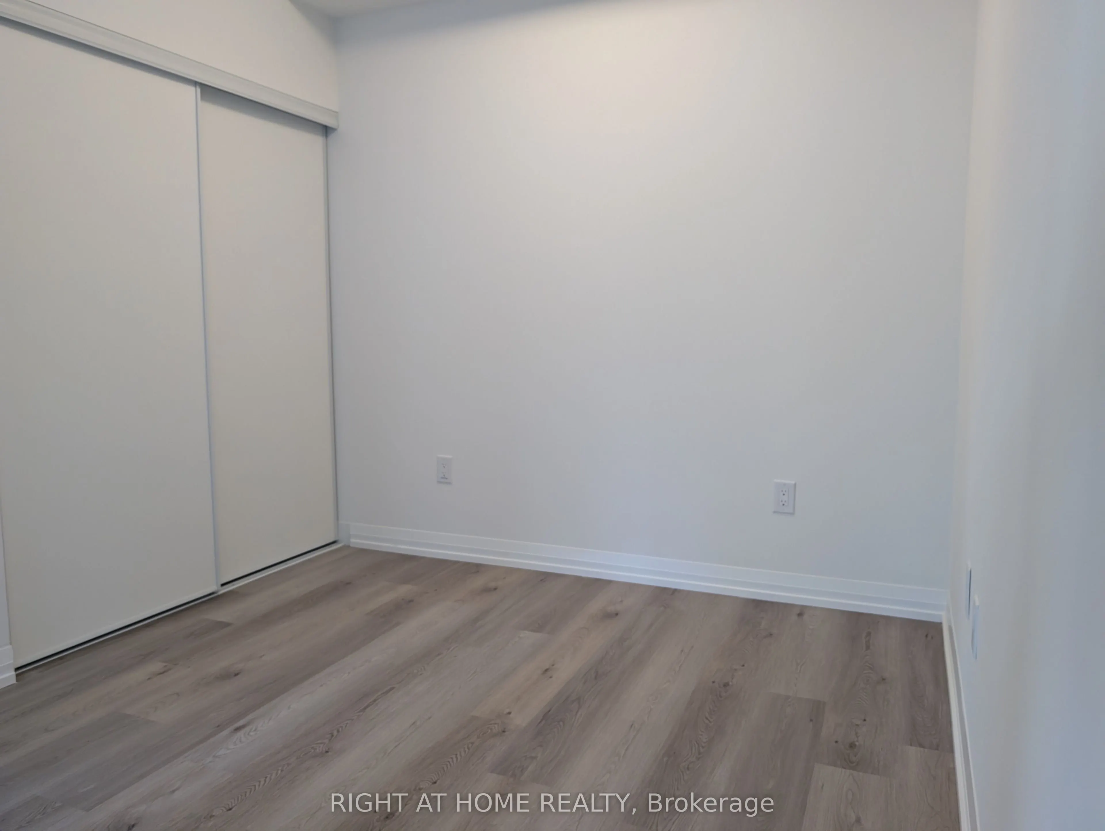 280 Dundas Street W #515