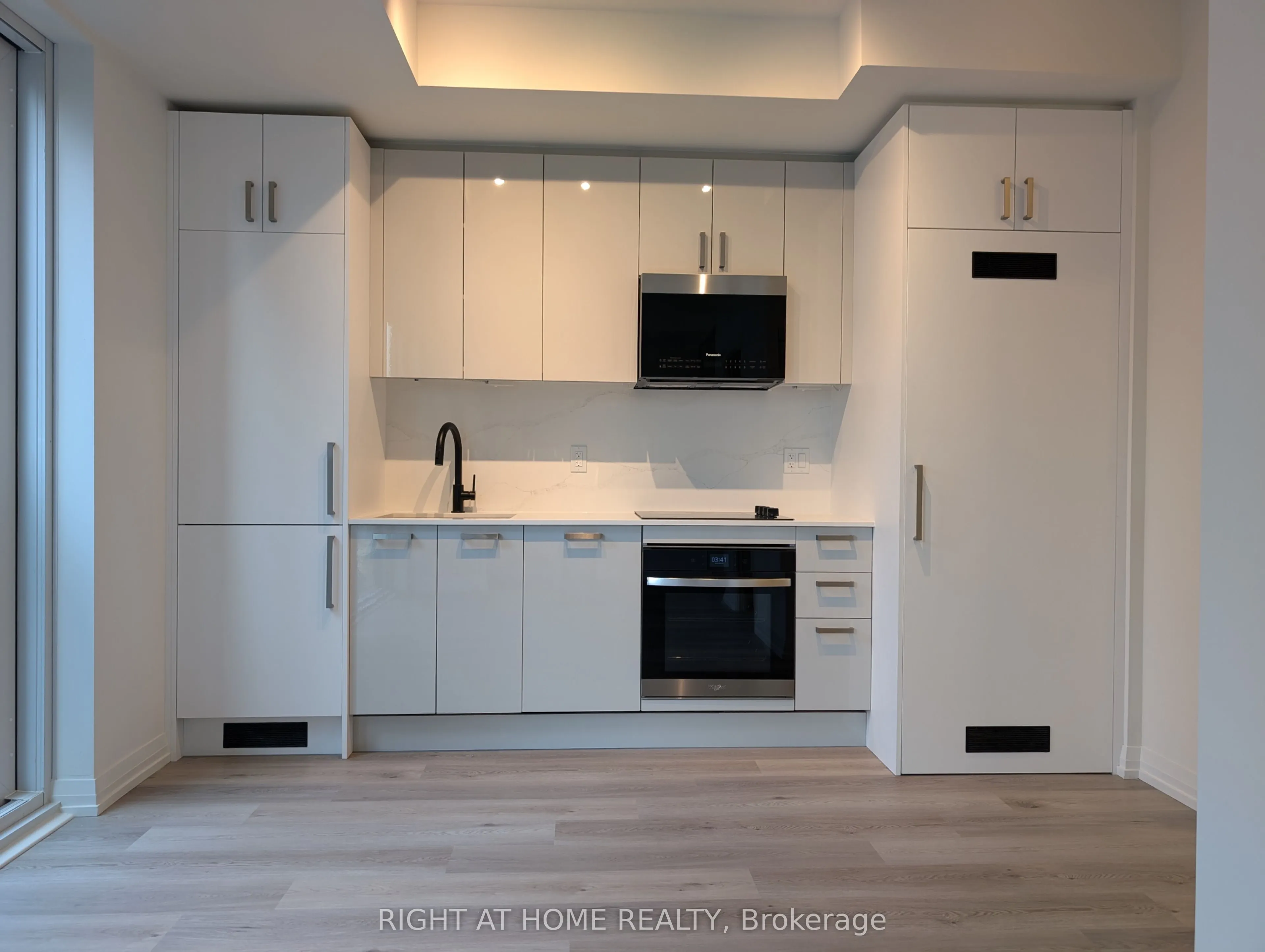 280 Dundas Street W #515