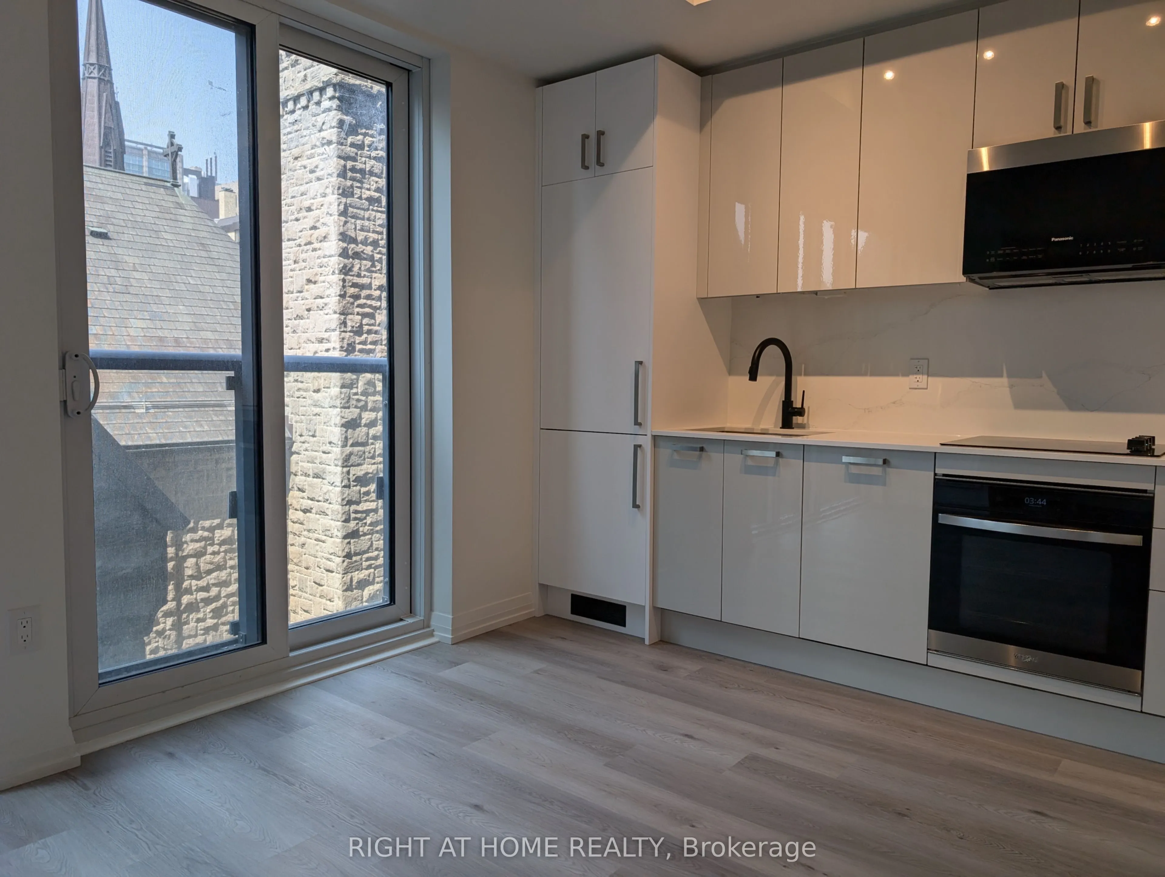 280 Dundas Street W #515
