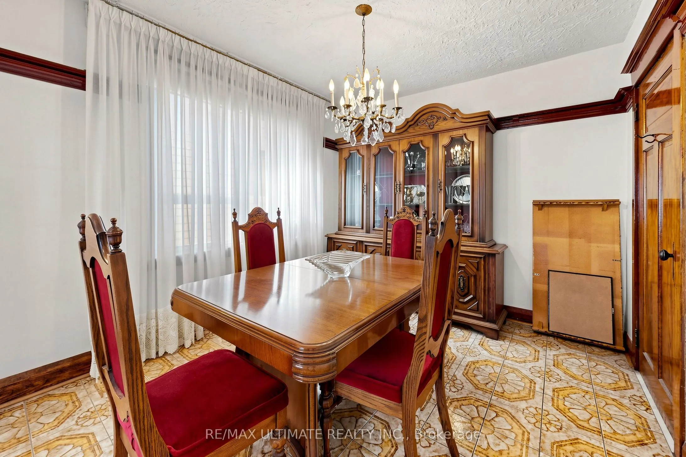 494 Oakwood Avenue W