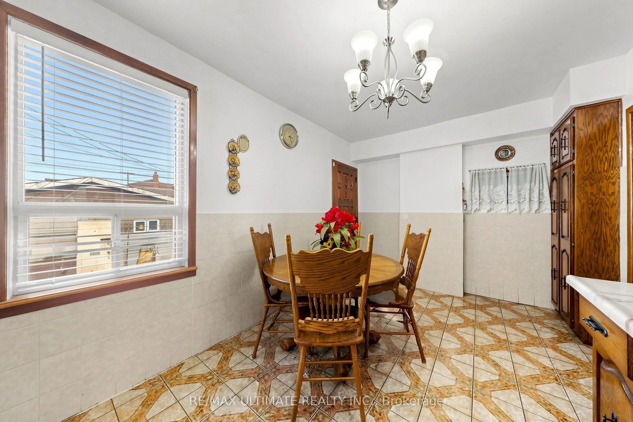 494 Oakwood Avenue W