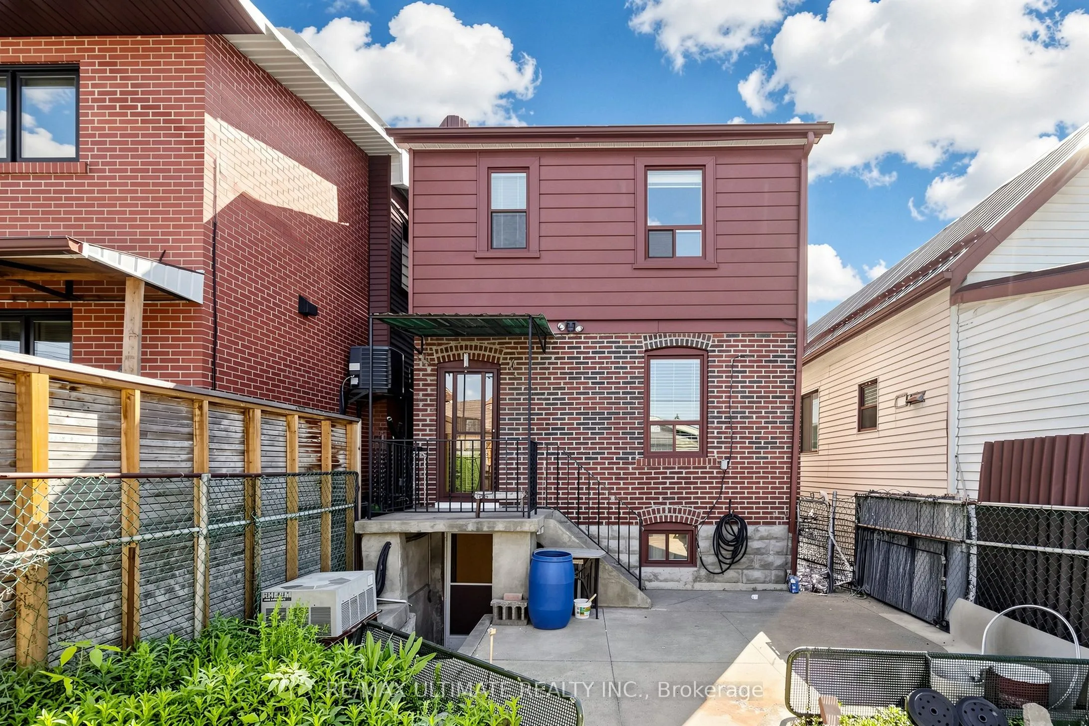 494 Oakwood Avenue W