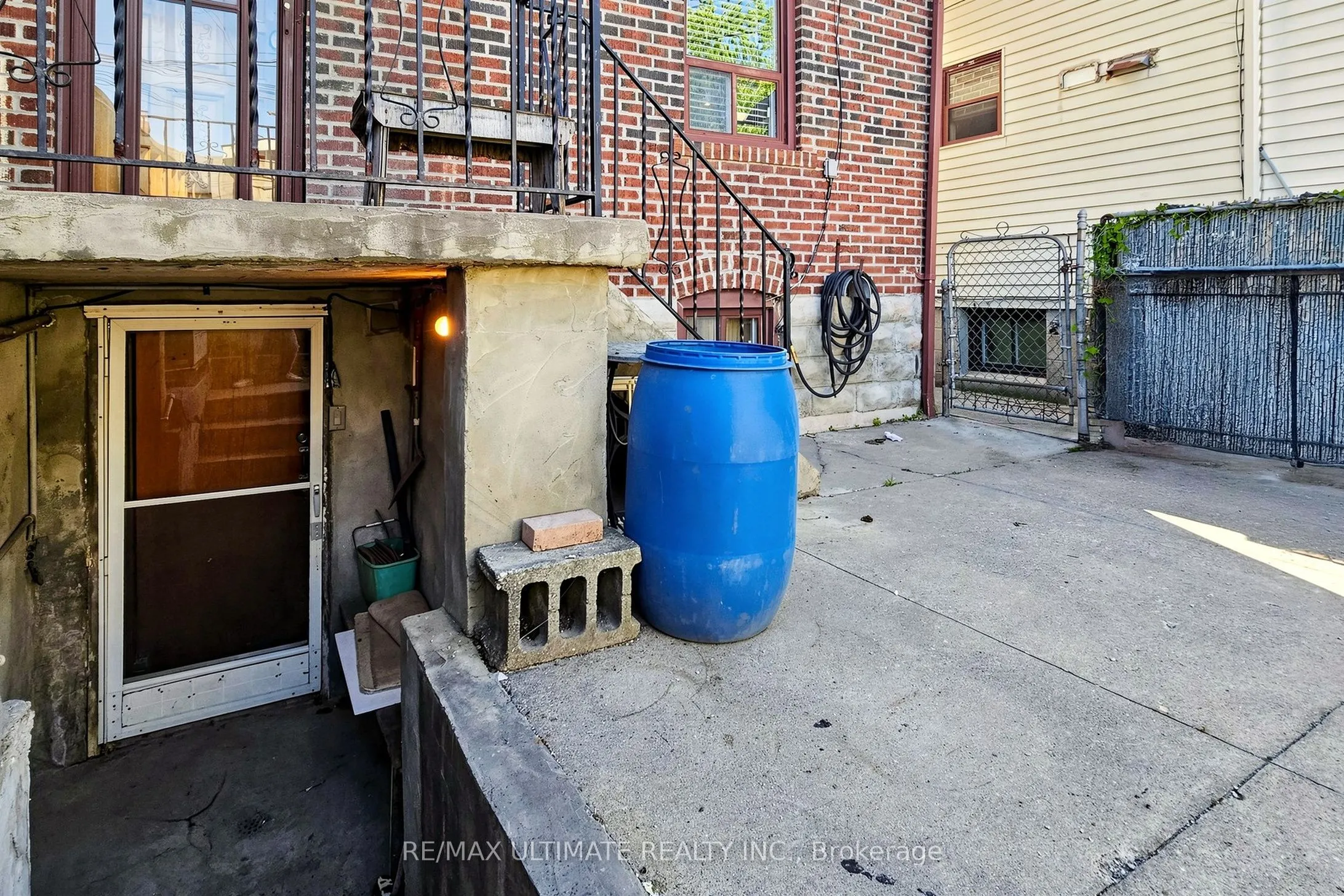494 Oakwood Avenue W