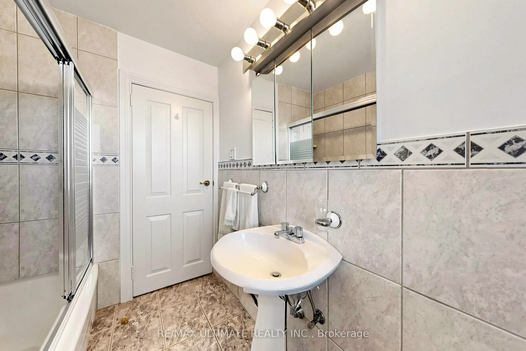 494 Oakwood Avenue W