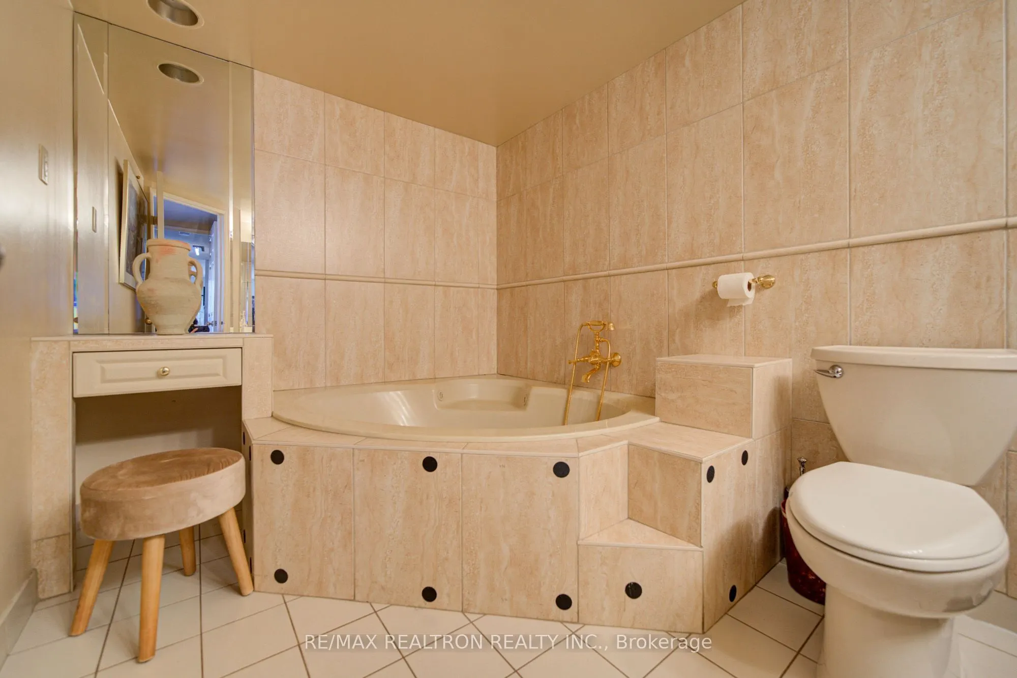 5460 Yonge Street #611