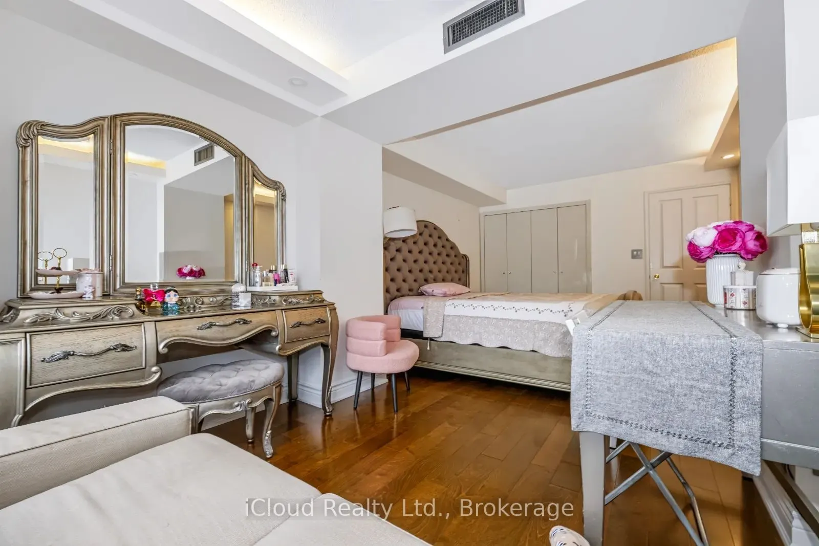 18 Hollywood Avenue #800