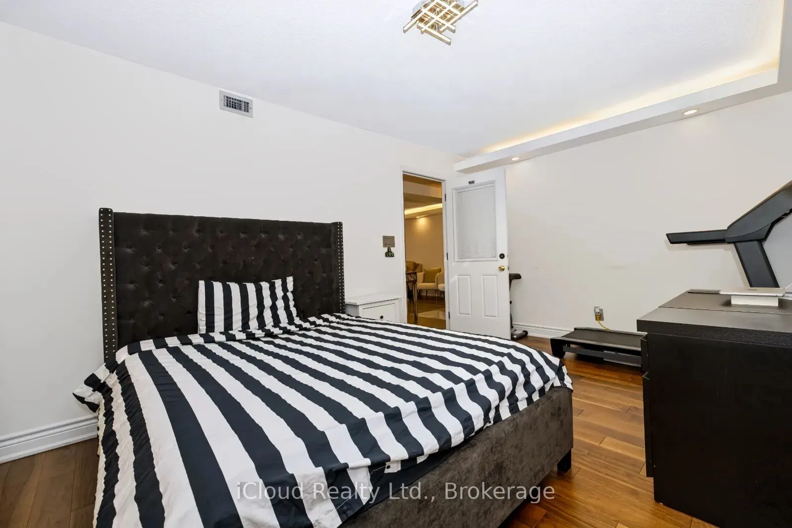 18 Hollywood Avenue #800