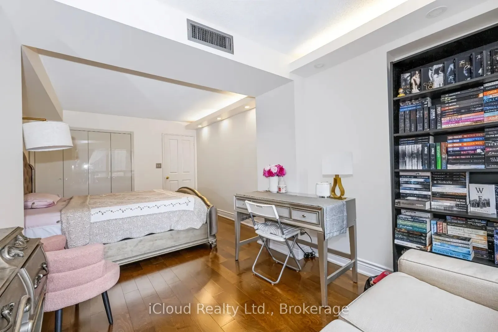 18 Hollywood Avenue #800