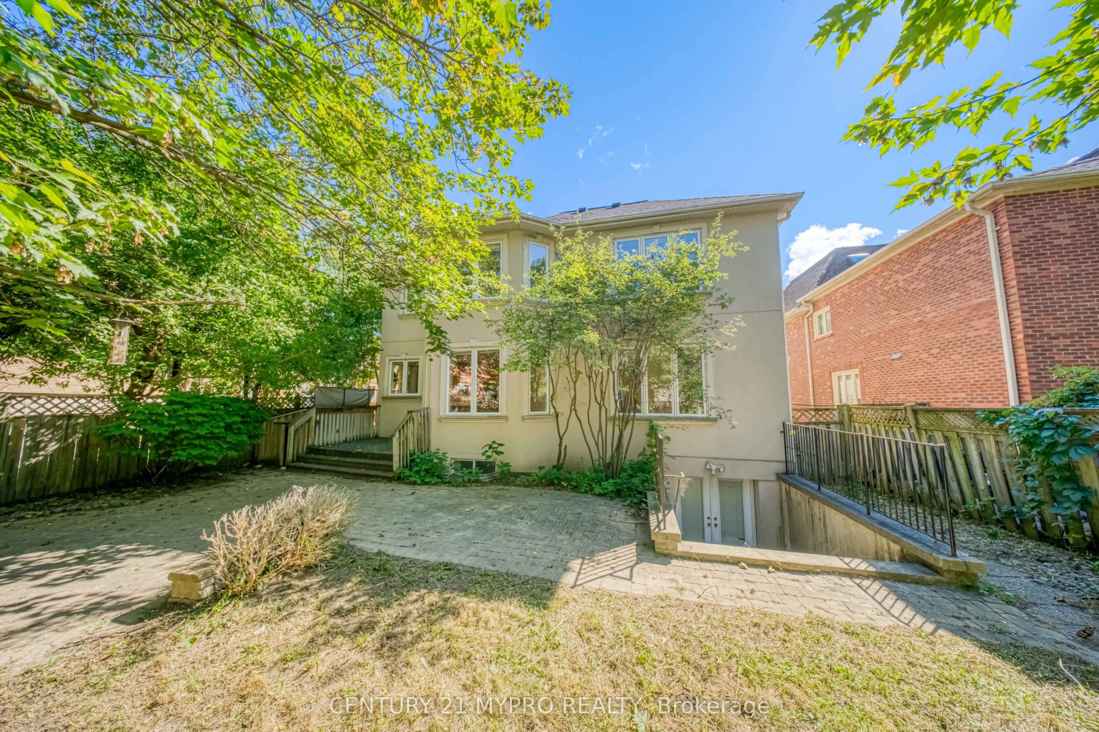 238 Poyntz Avenue