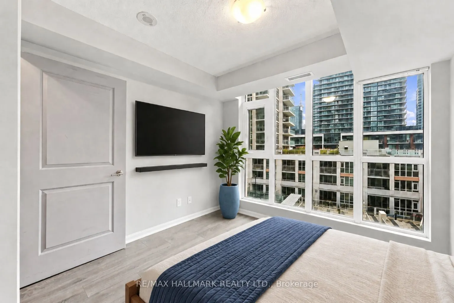 35 Bastion Street #706