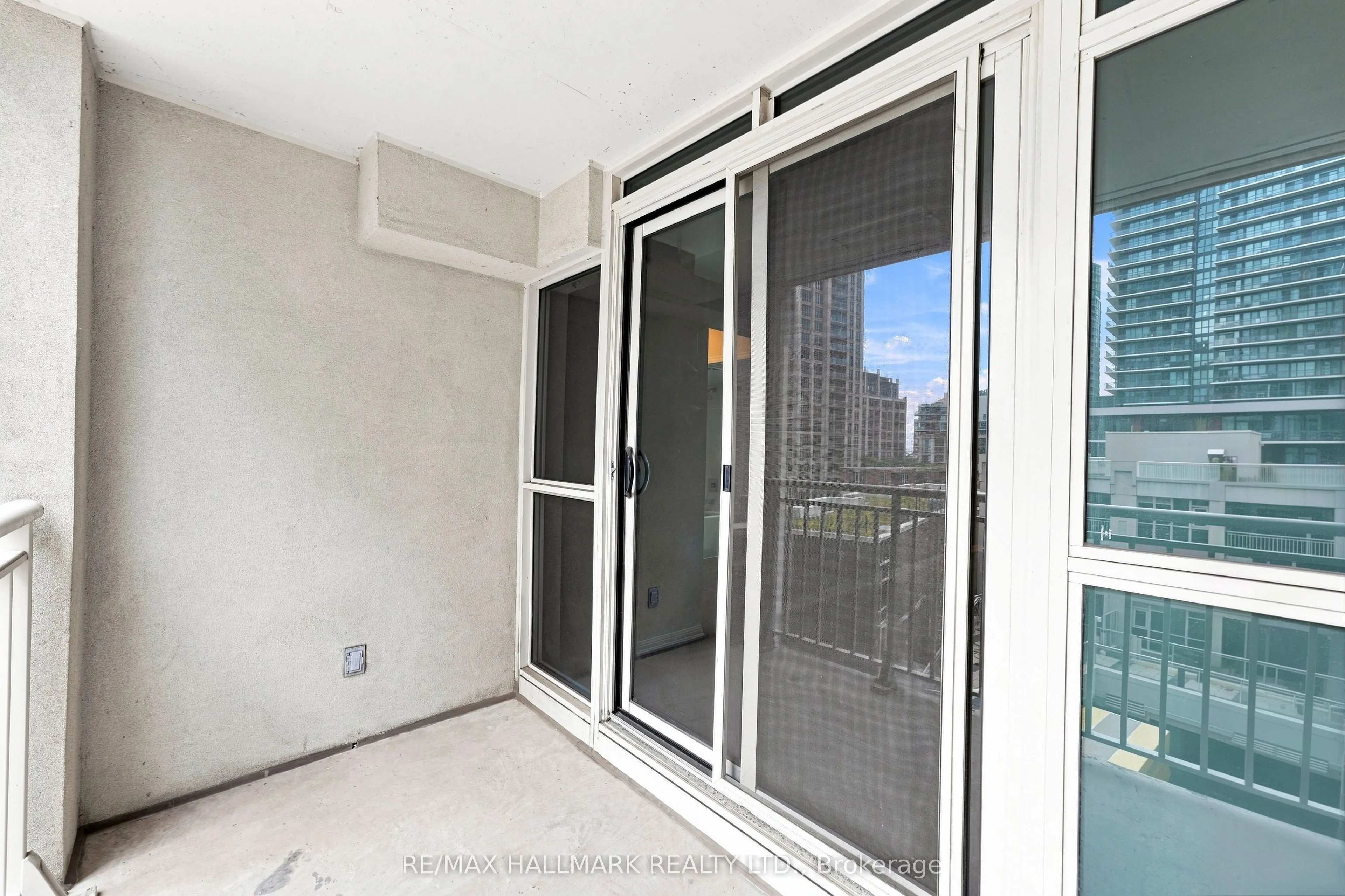 35 Bastion Street #706