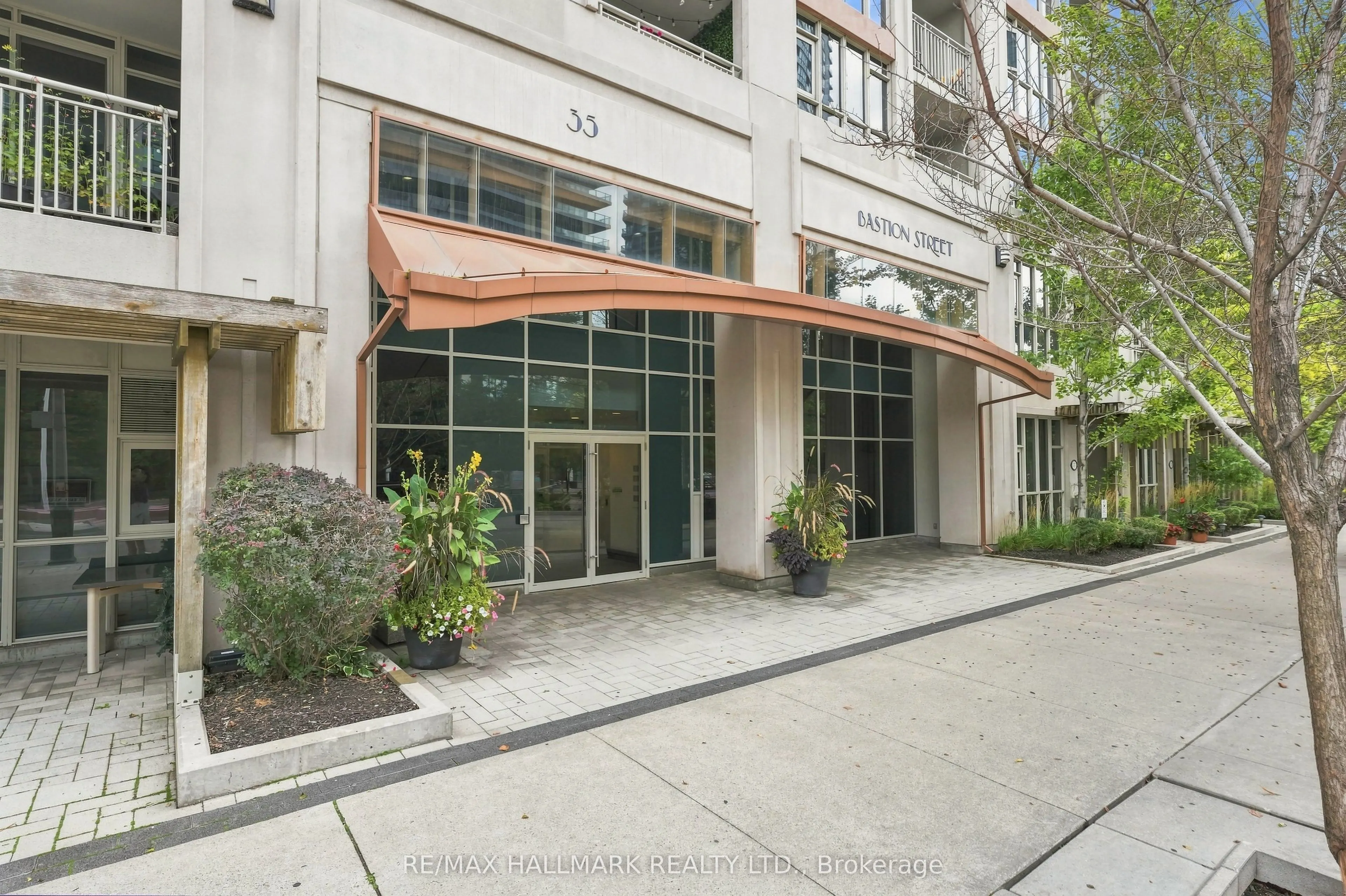 35 Bastion Street #706