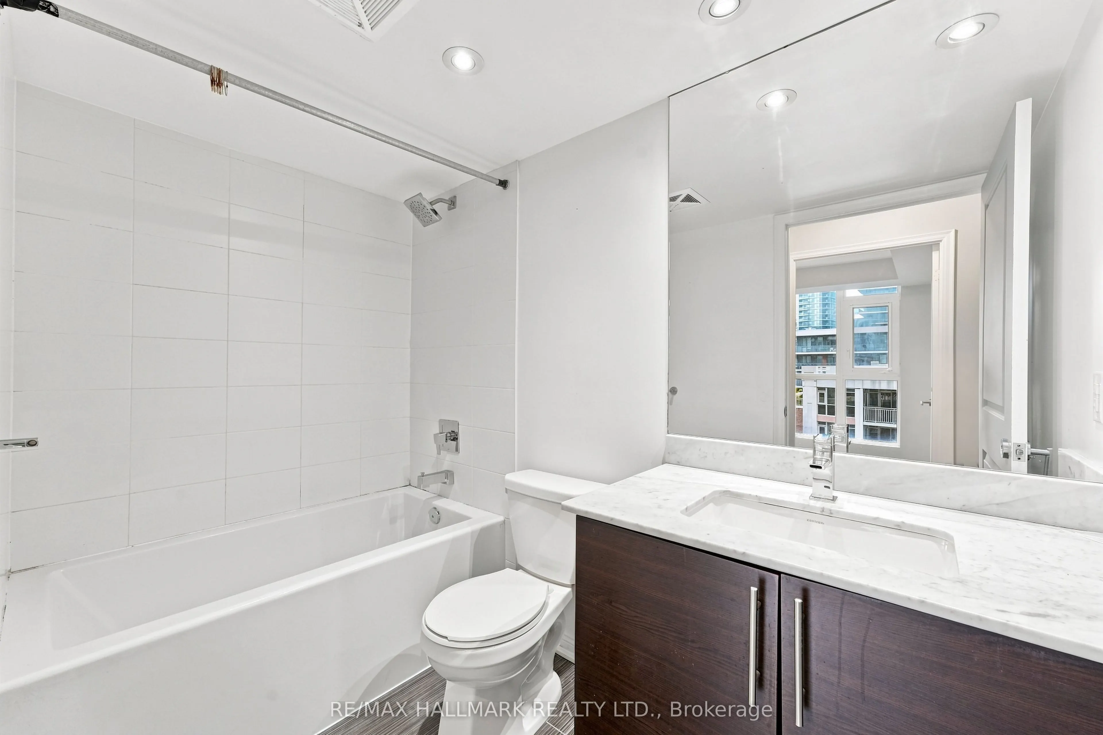 35 Bastion Street #706