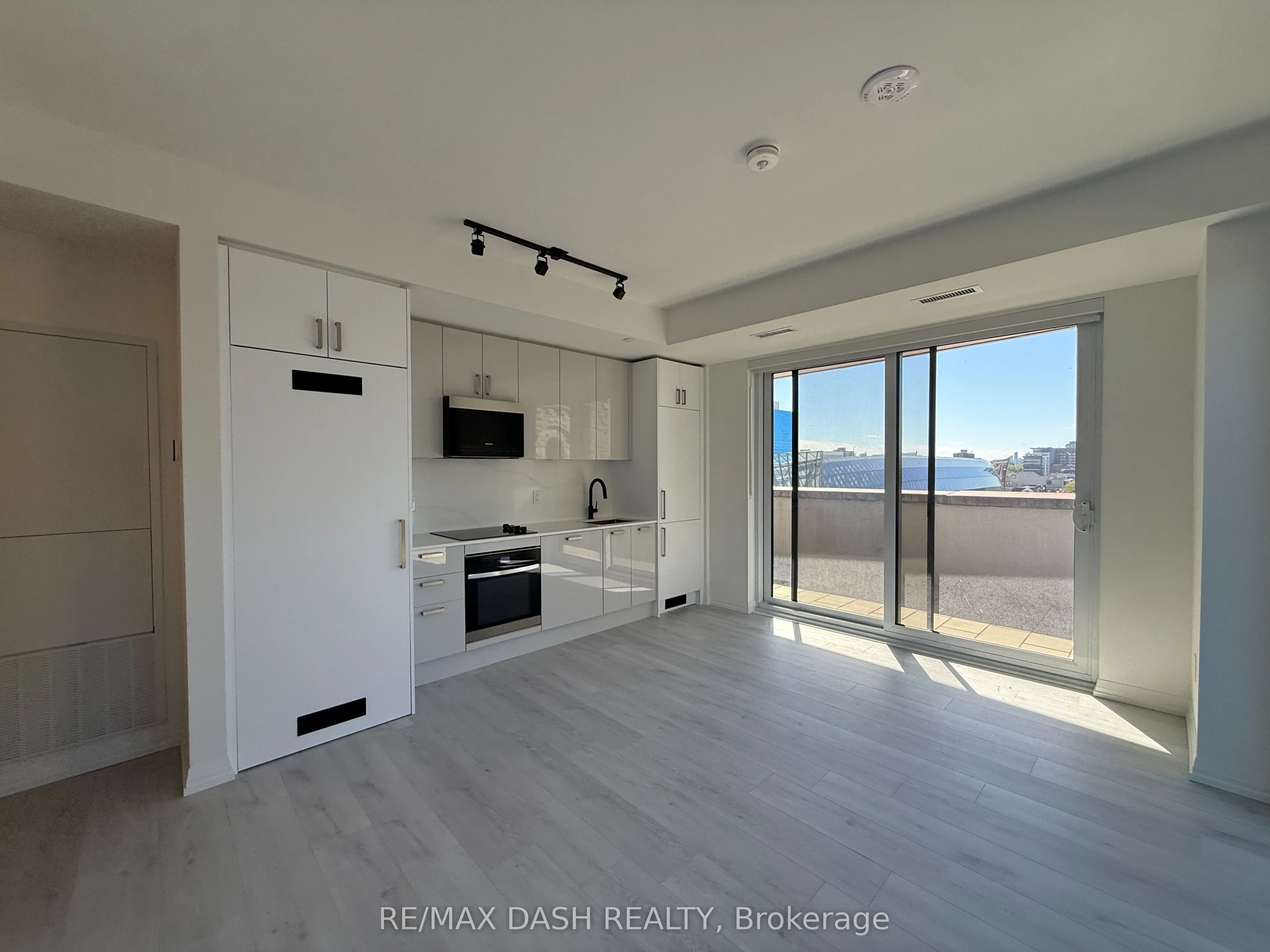 280 Dundas Street W #512