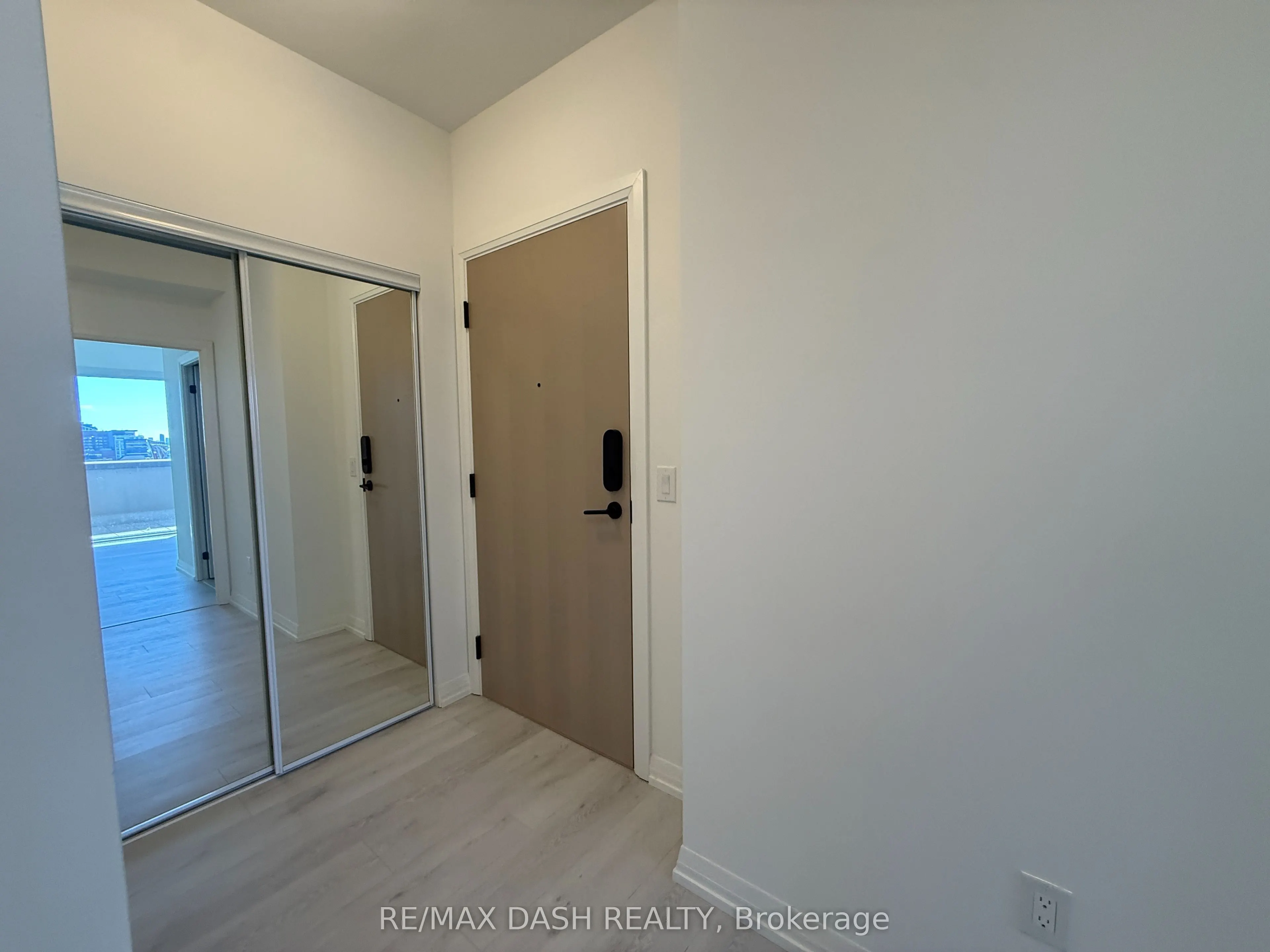 280 Dundas Street W #512