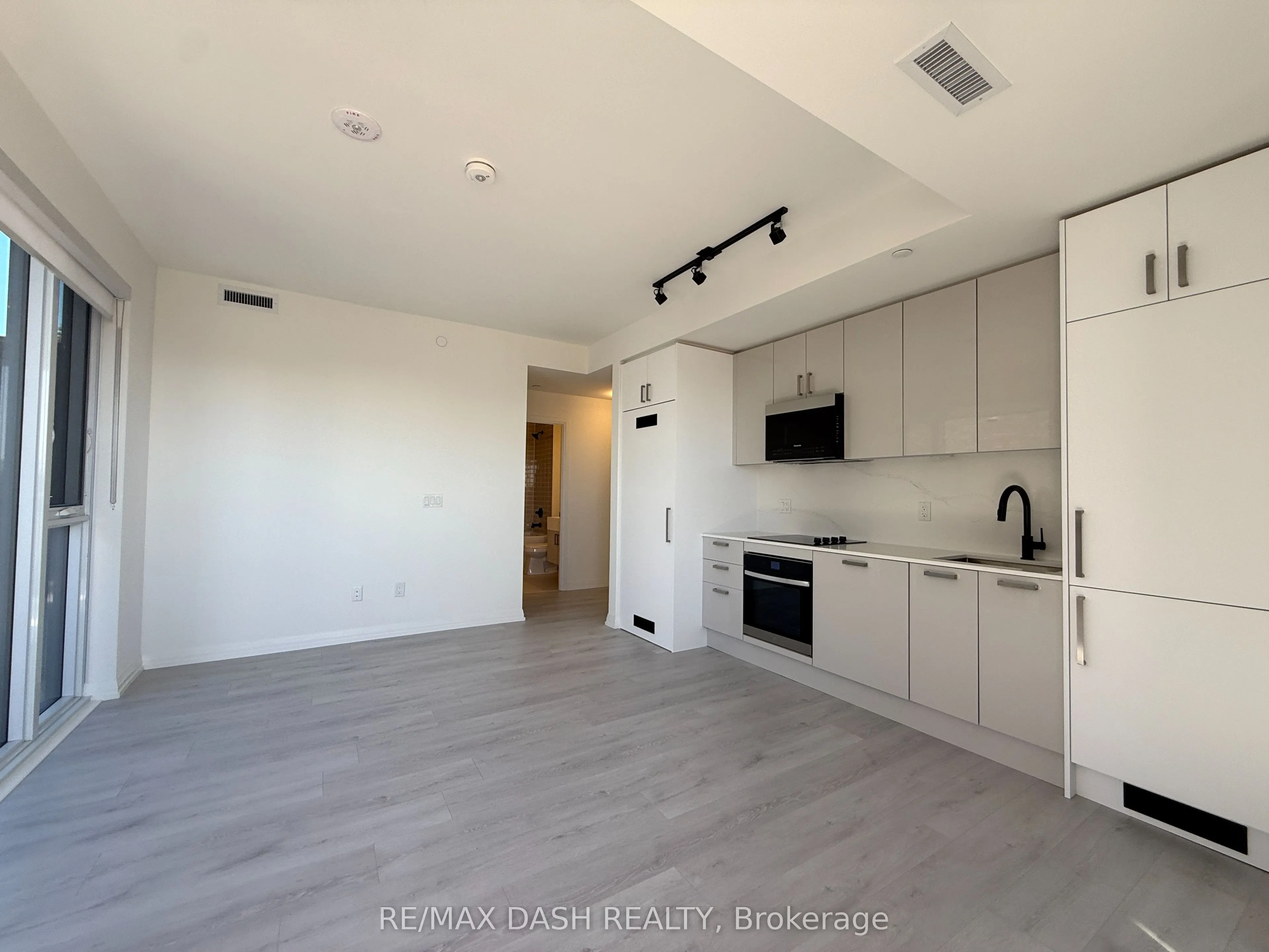 280 Dundas Street W #512