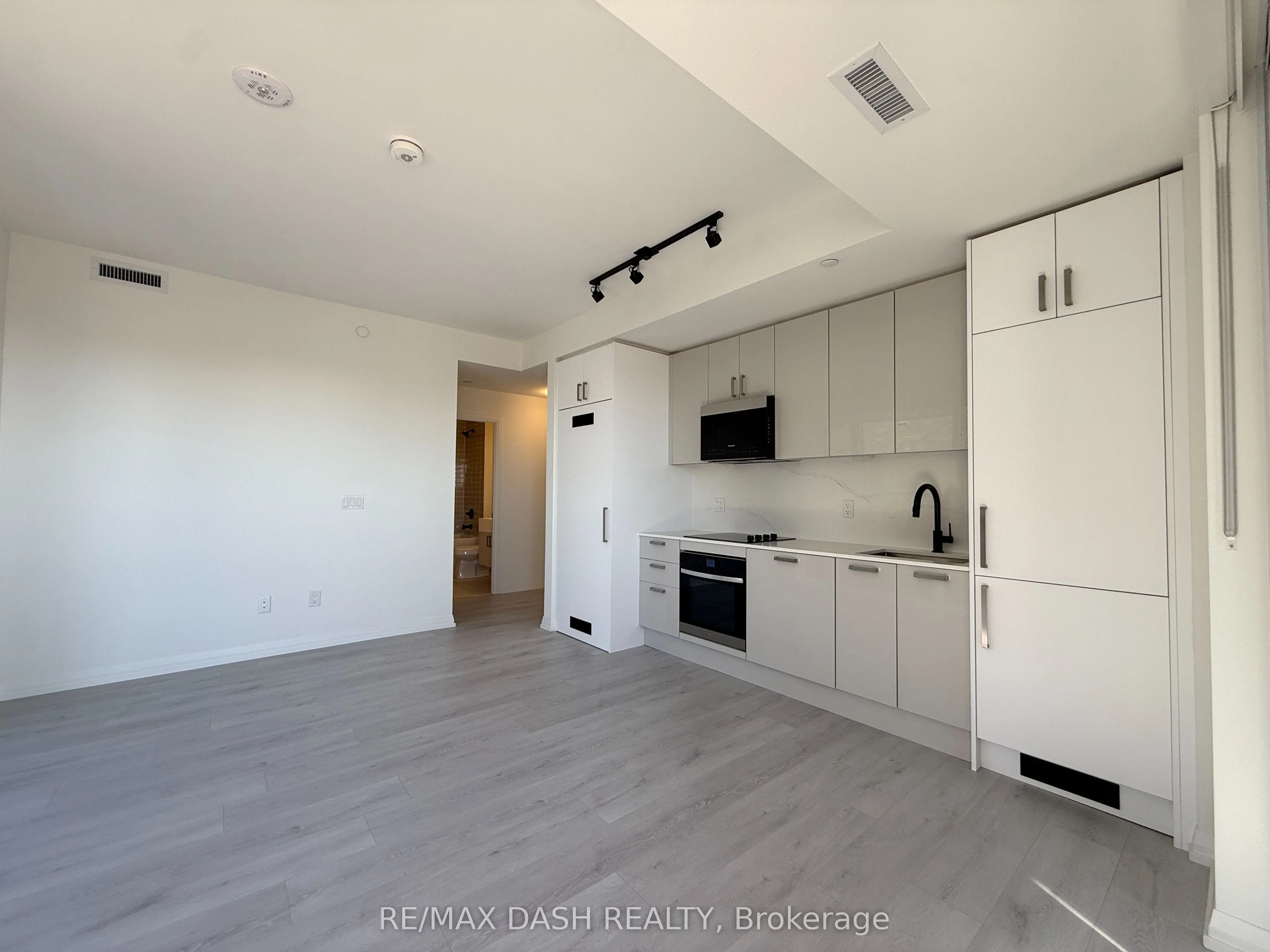 280 Dundas Street W #512