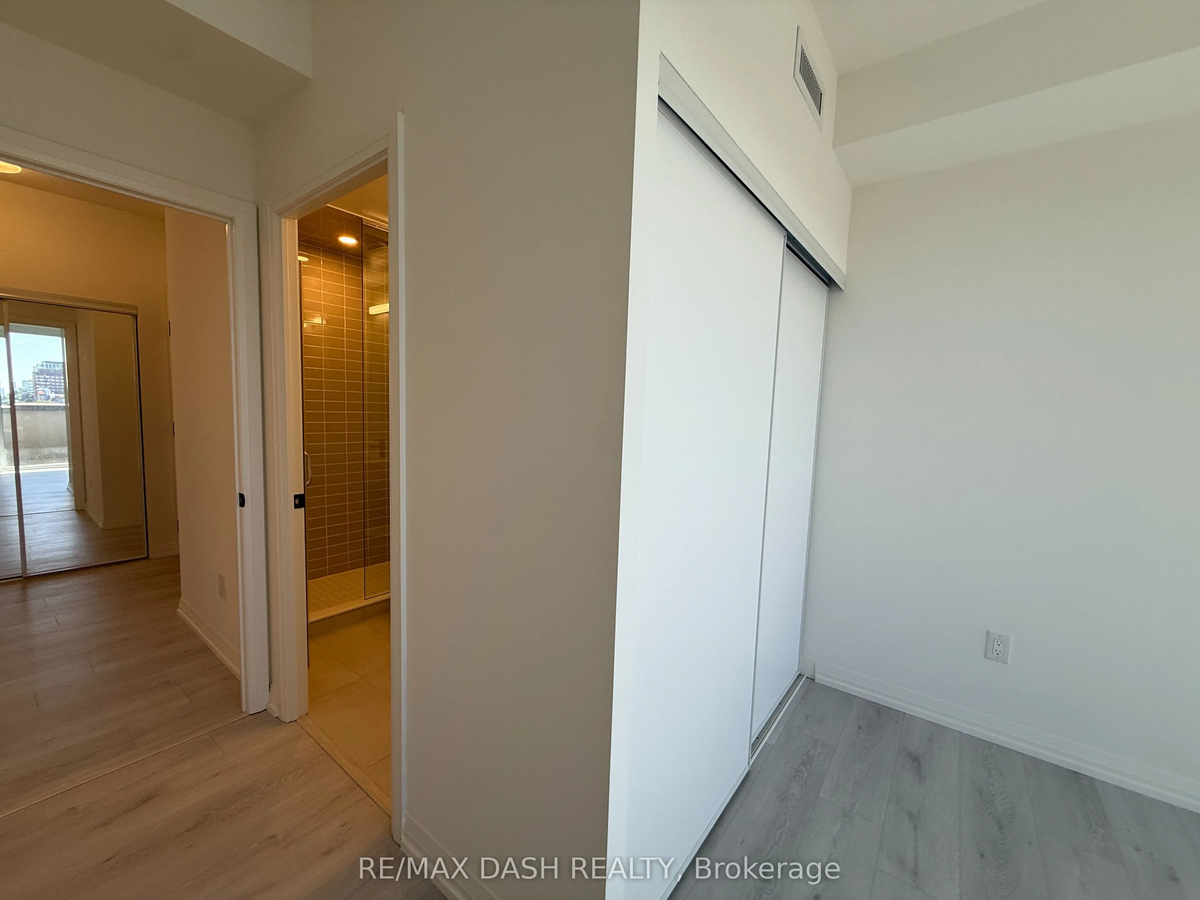 280 Dundas Street W #512