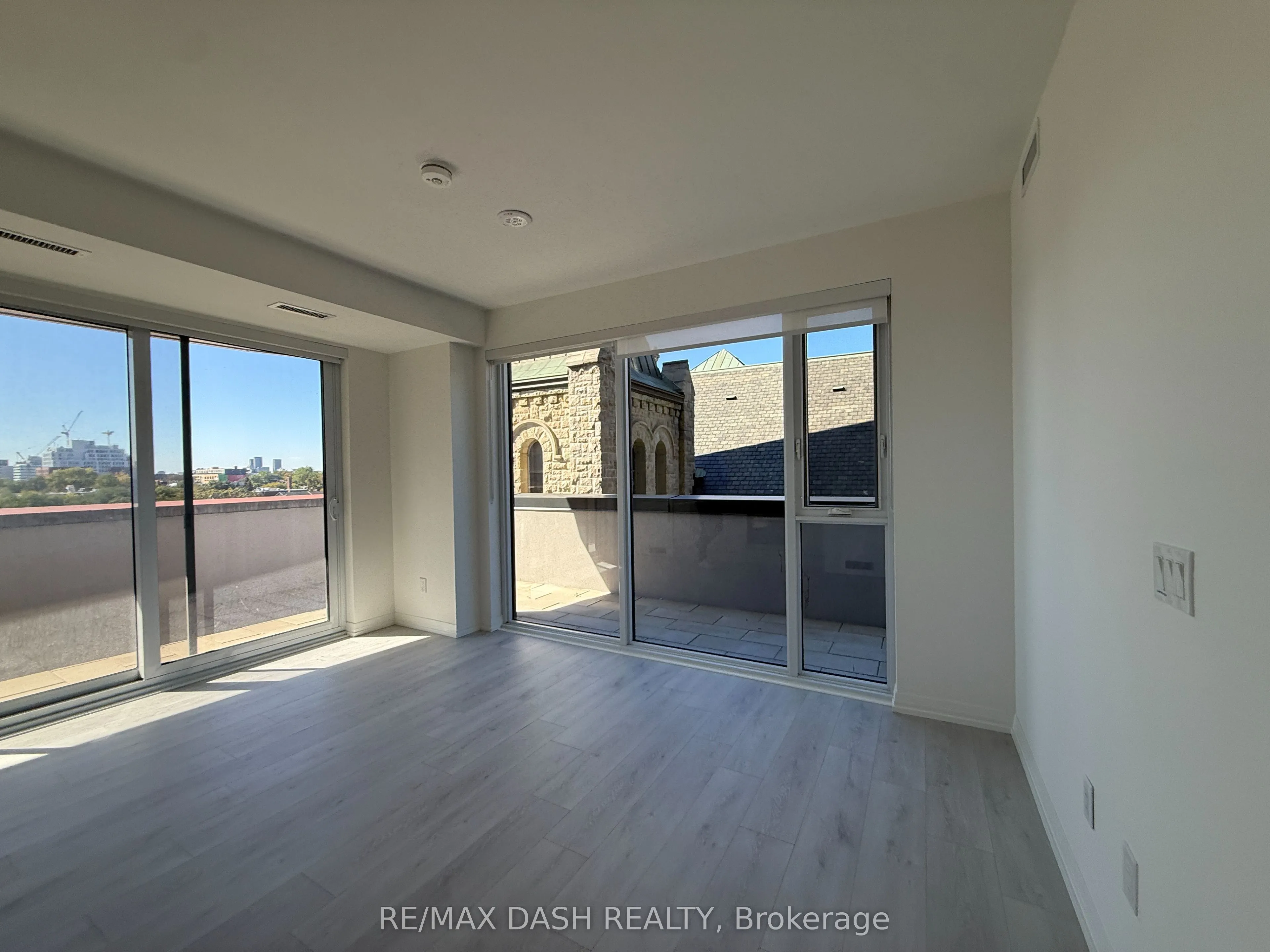 280 Dundas Street W #512