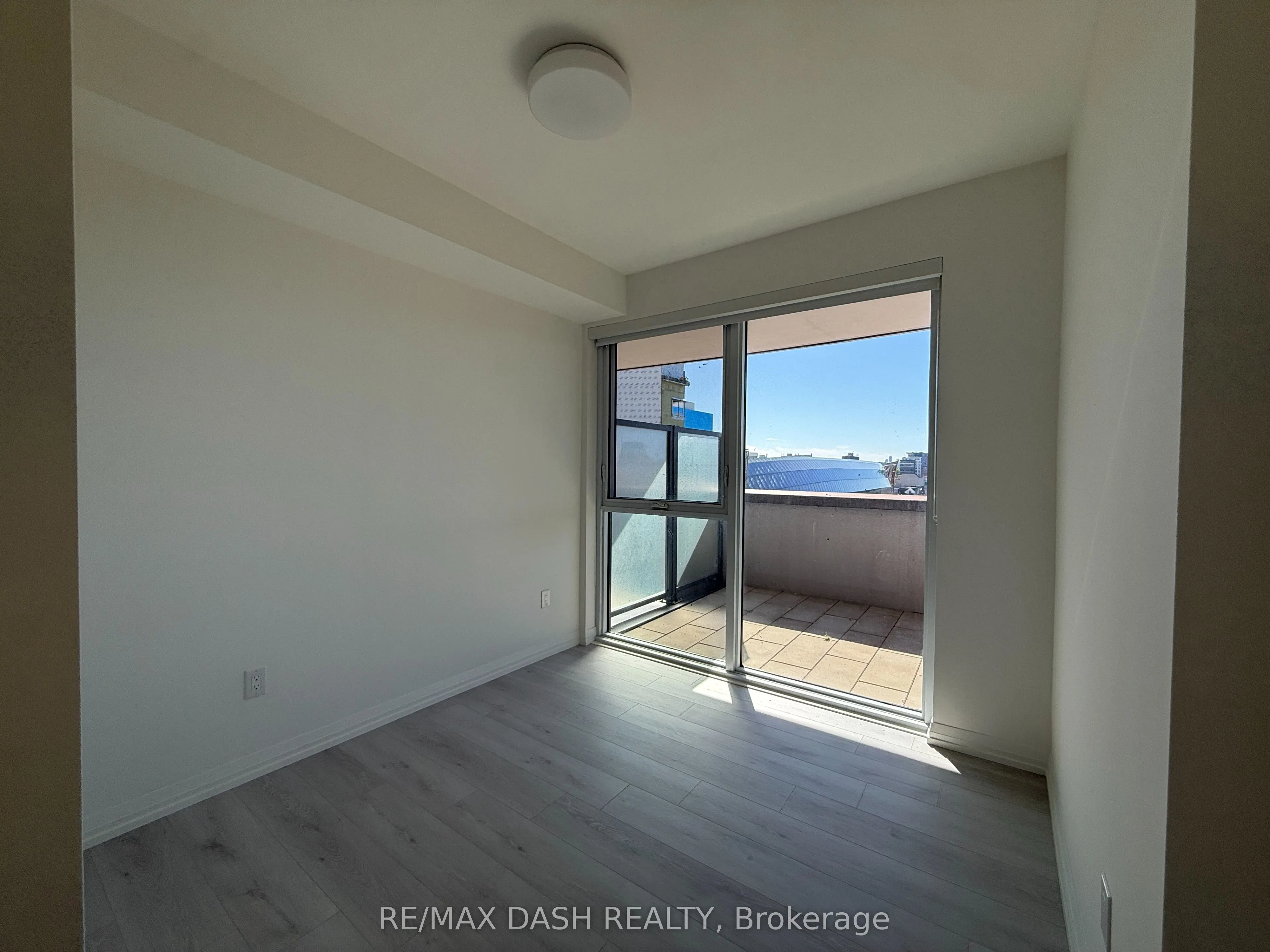 280 Dundas Street W #512