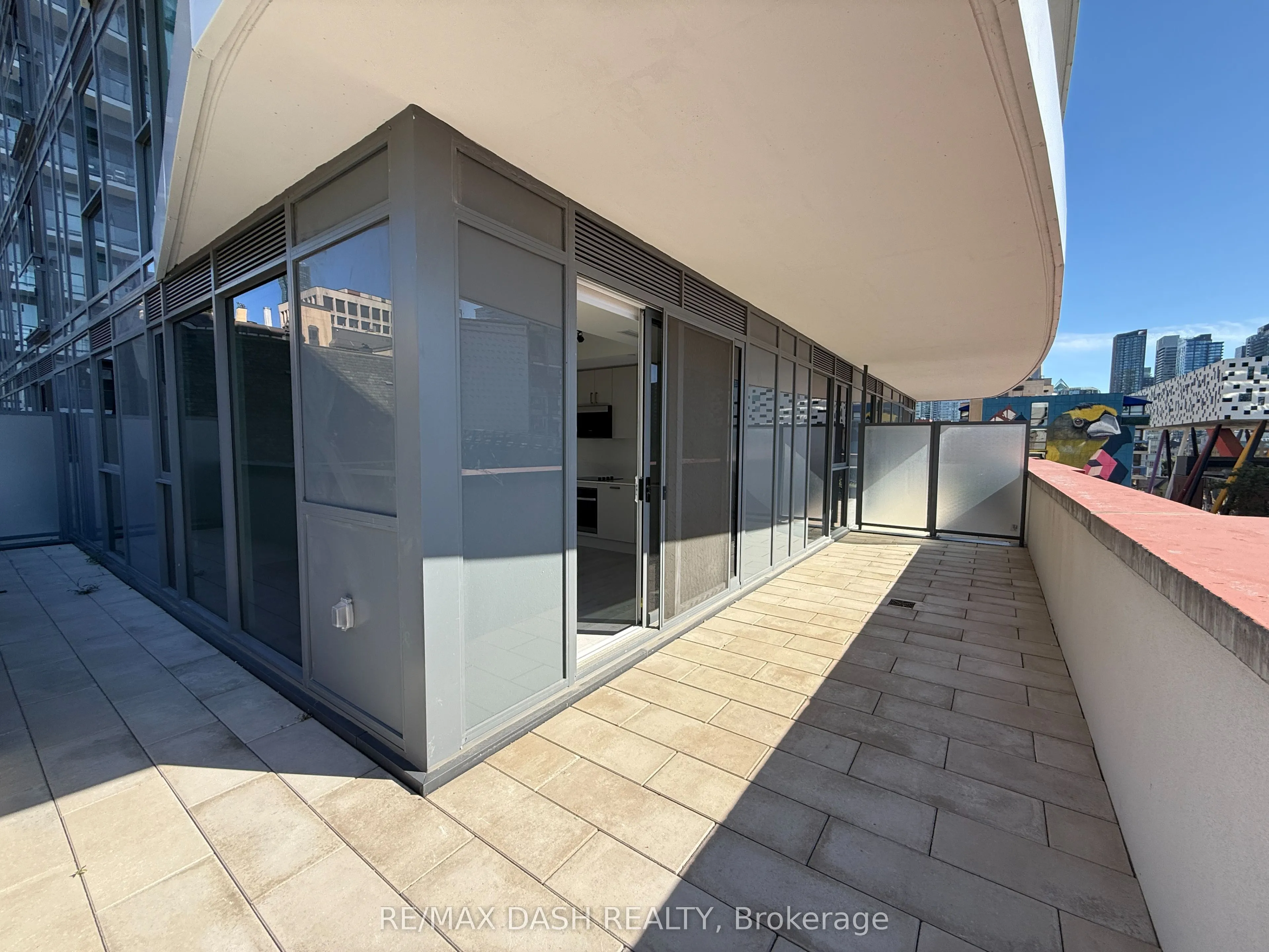 280 Dundas Street W #512