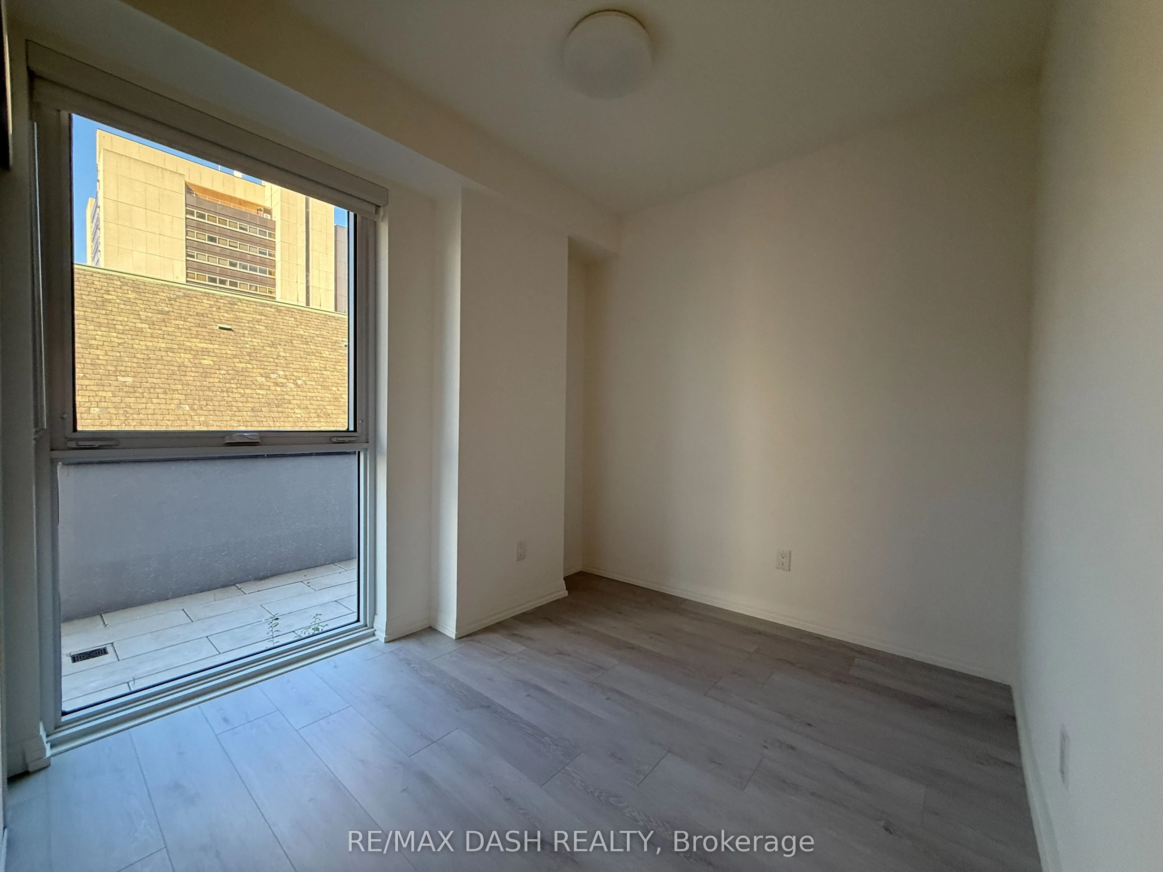 280 Dundas Street W #512