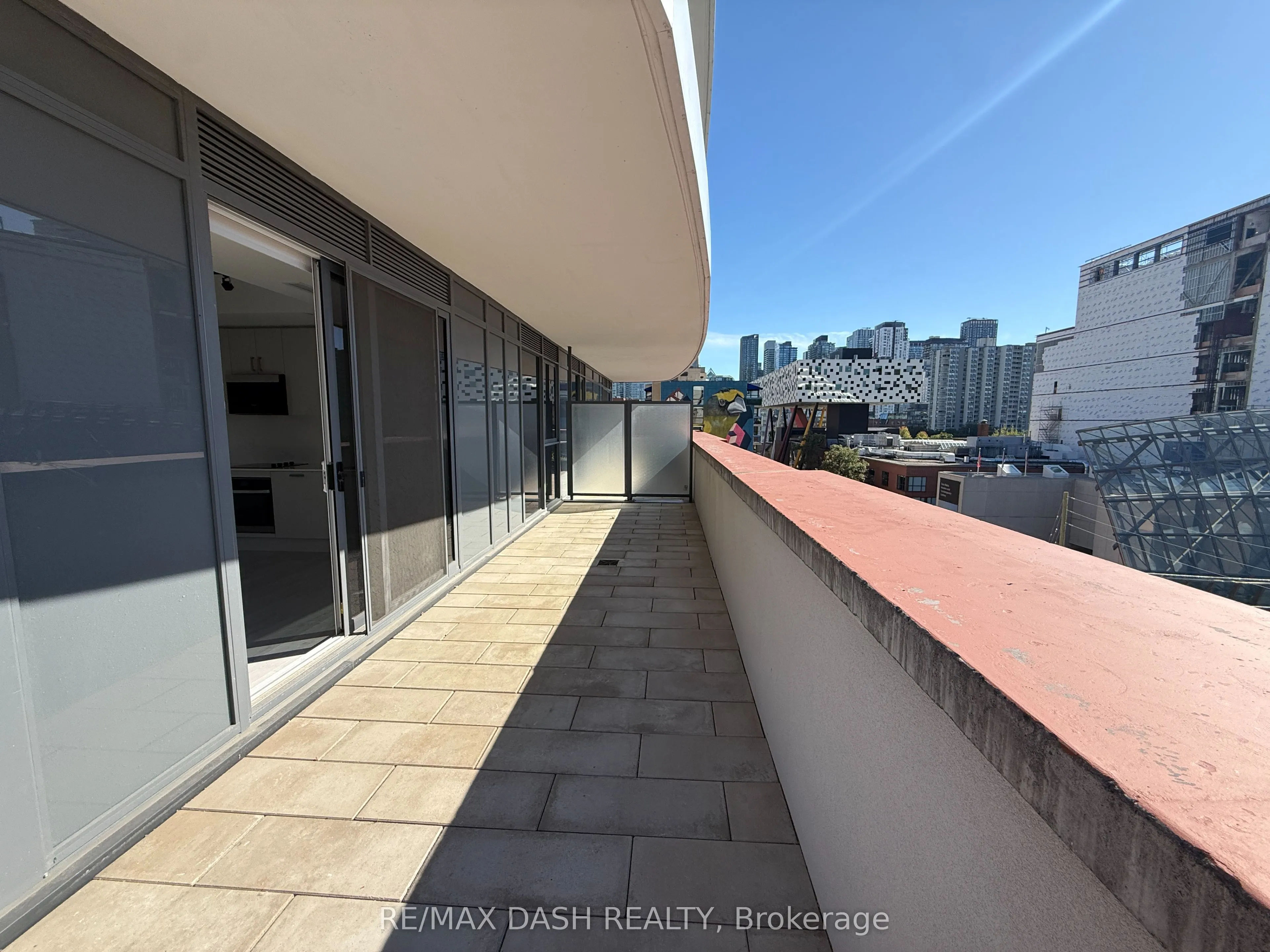 280 Dundas Street W #512