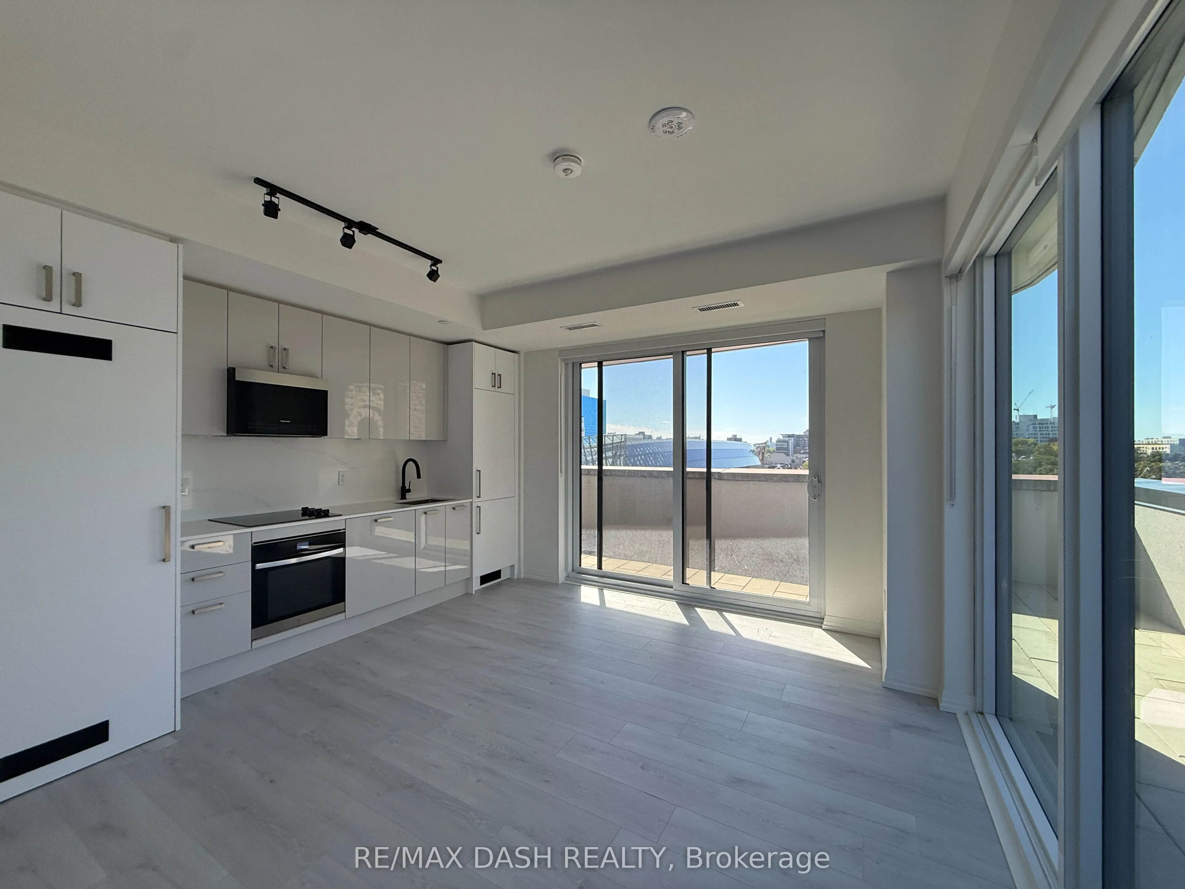 280 Dundas Street W #512