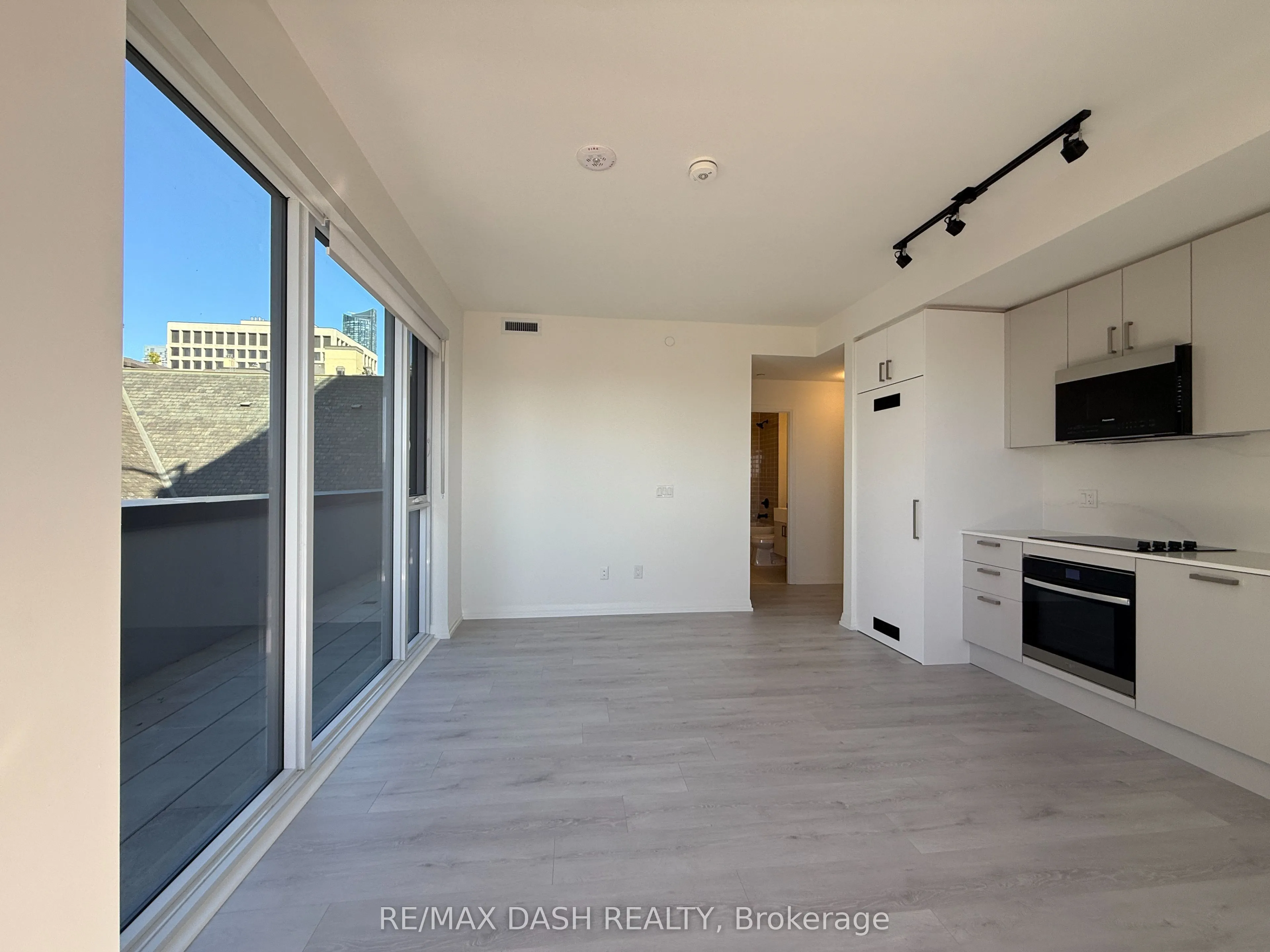 280 Dundas Street W #512