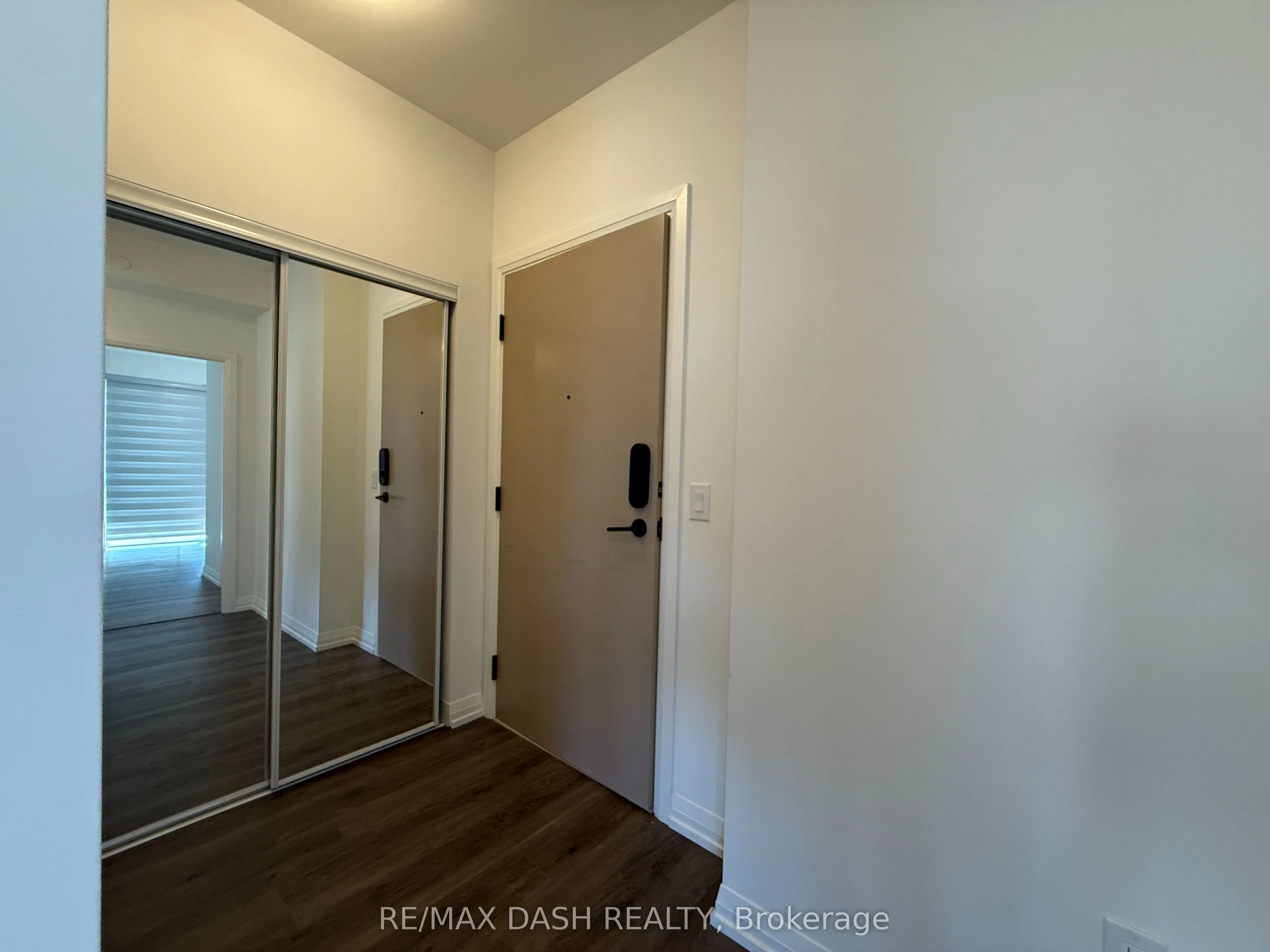 280 Dundas Street W #811