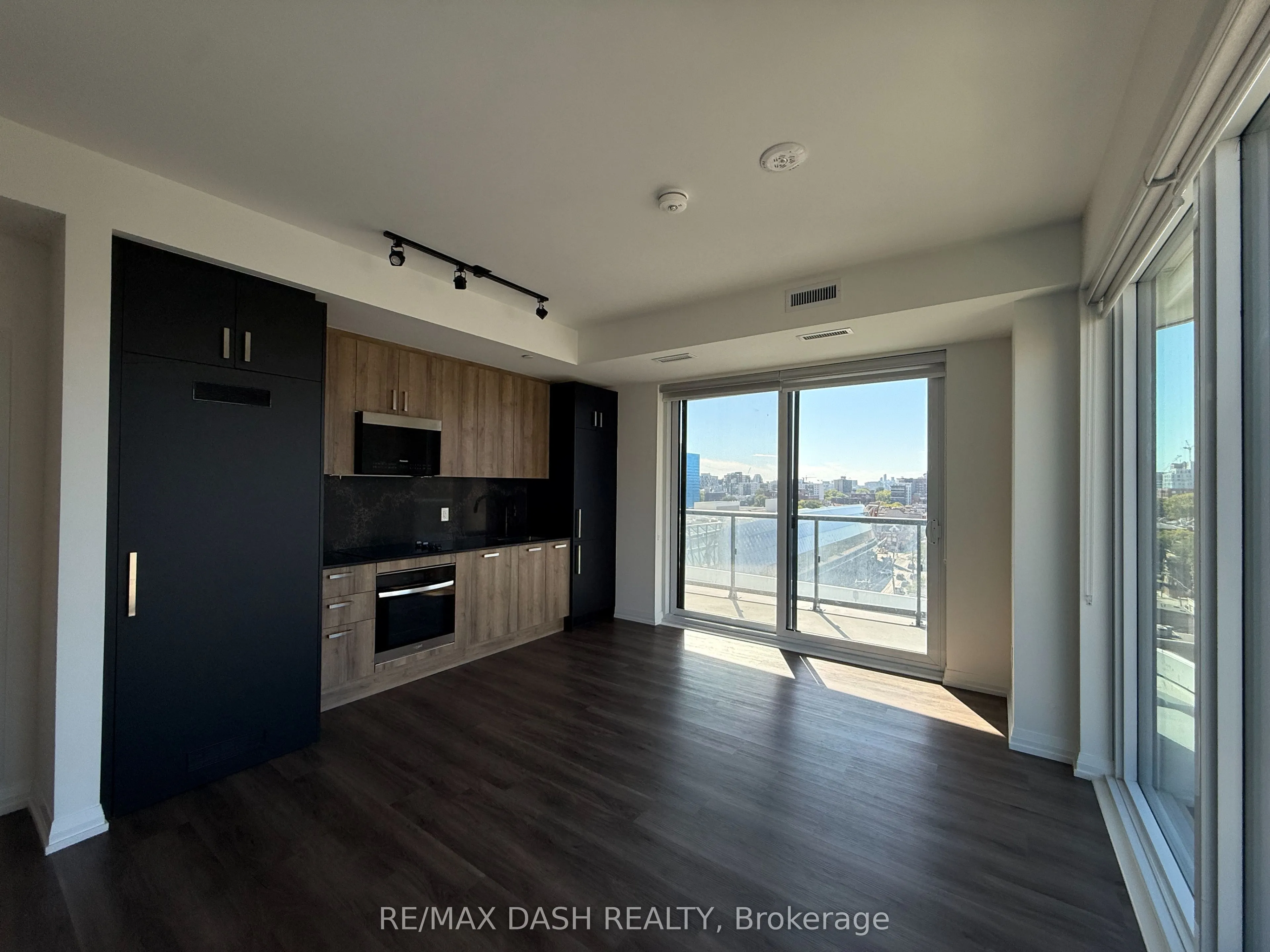 280 Dundas Street W #811