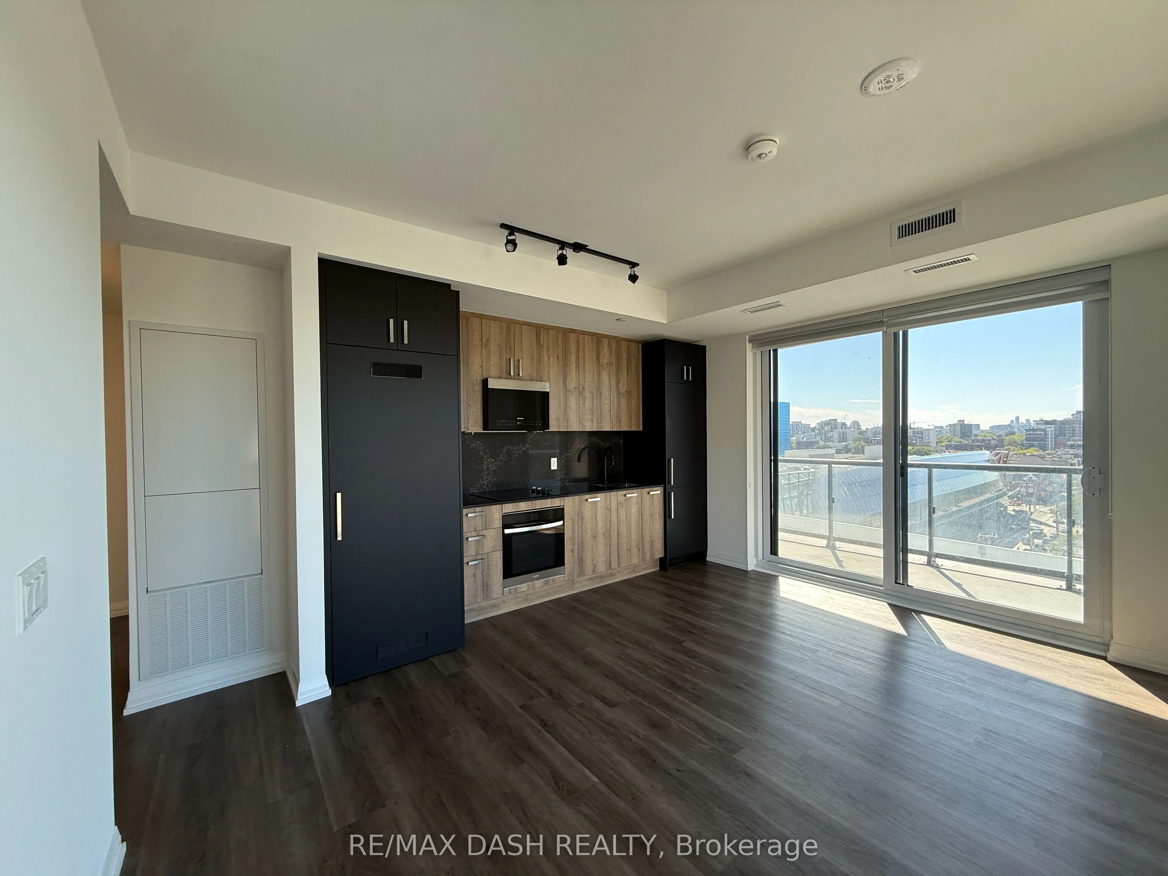 280 Dundas Street W #811