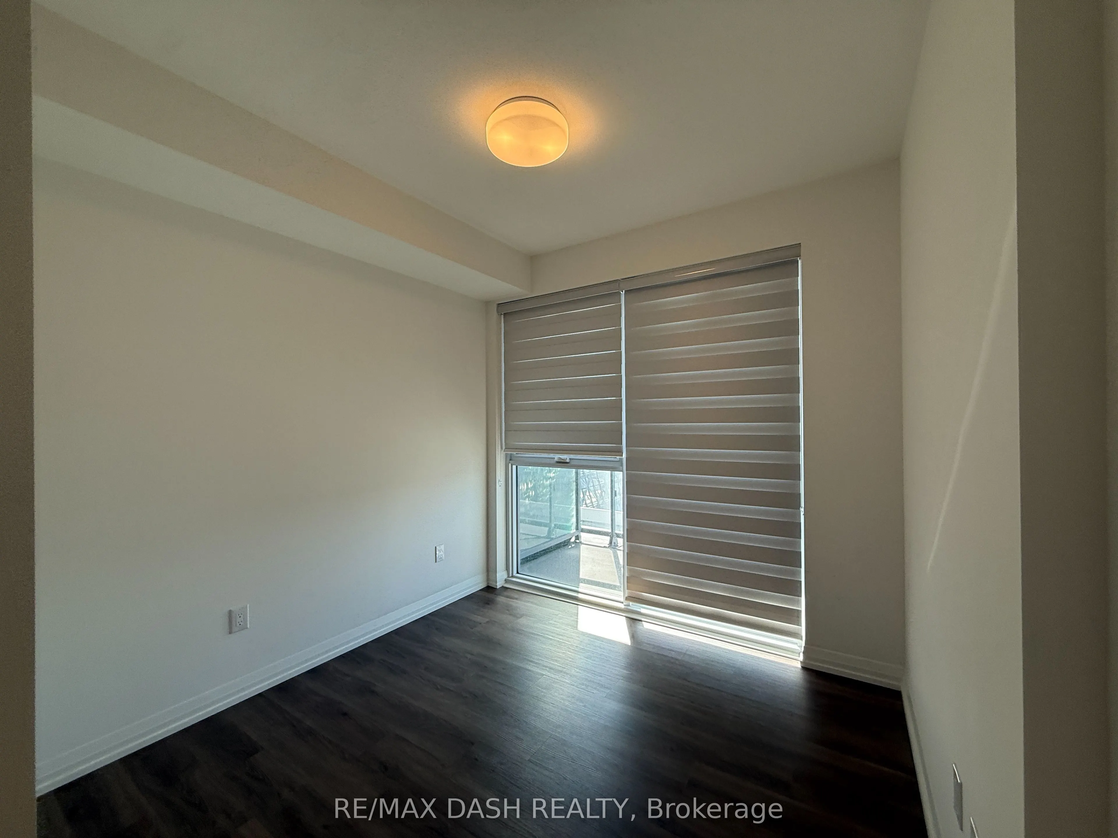 280 Dundas Street W #811